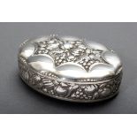 Ovales Pillendöschen mit floralem Relief, Deutsch um 1910/20, Silber 800, 30g,