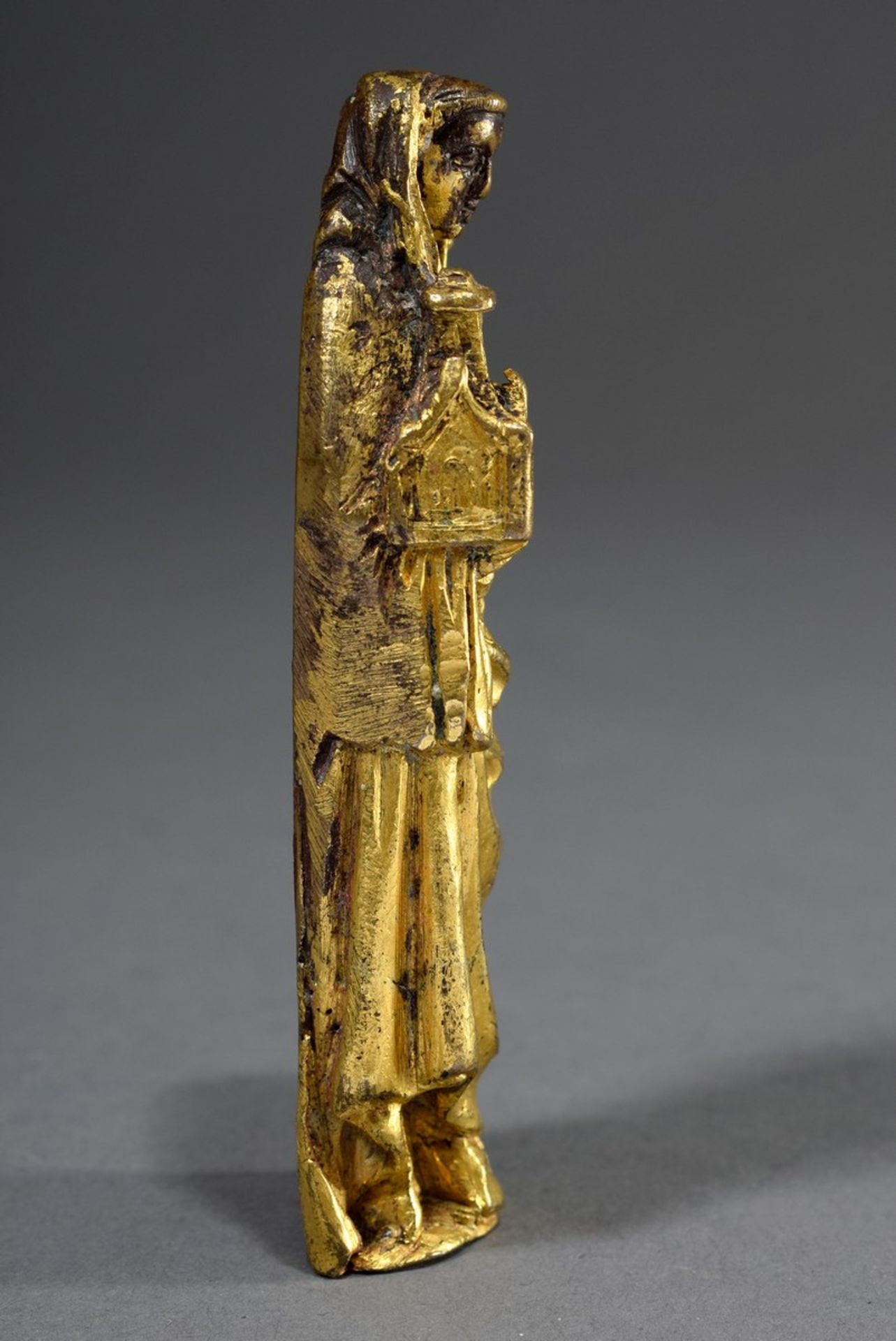 Kleine Statuette "Franziskaner mit zwei Kirchenmodellen" auf karminrotem Samtso - Bild 3 aus 4