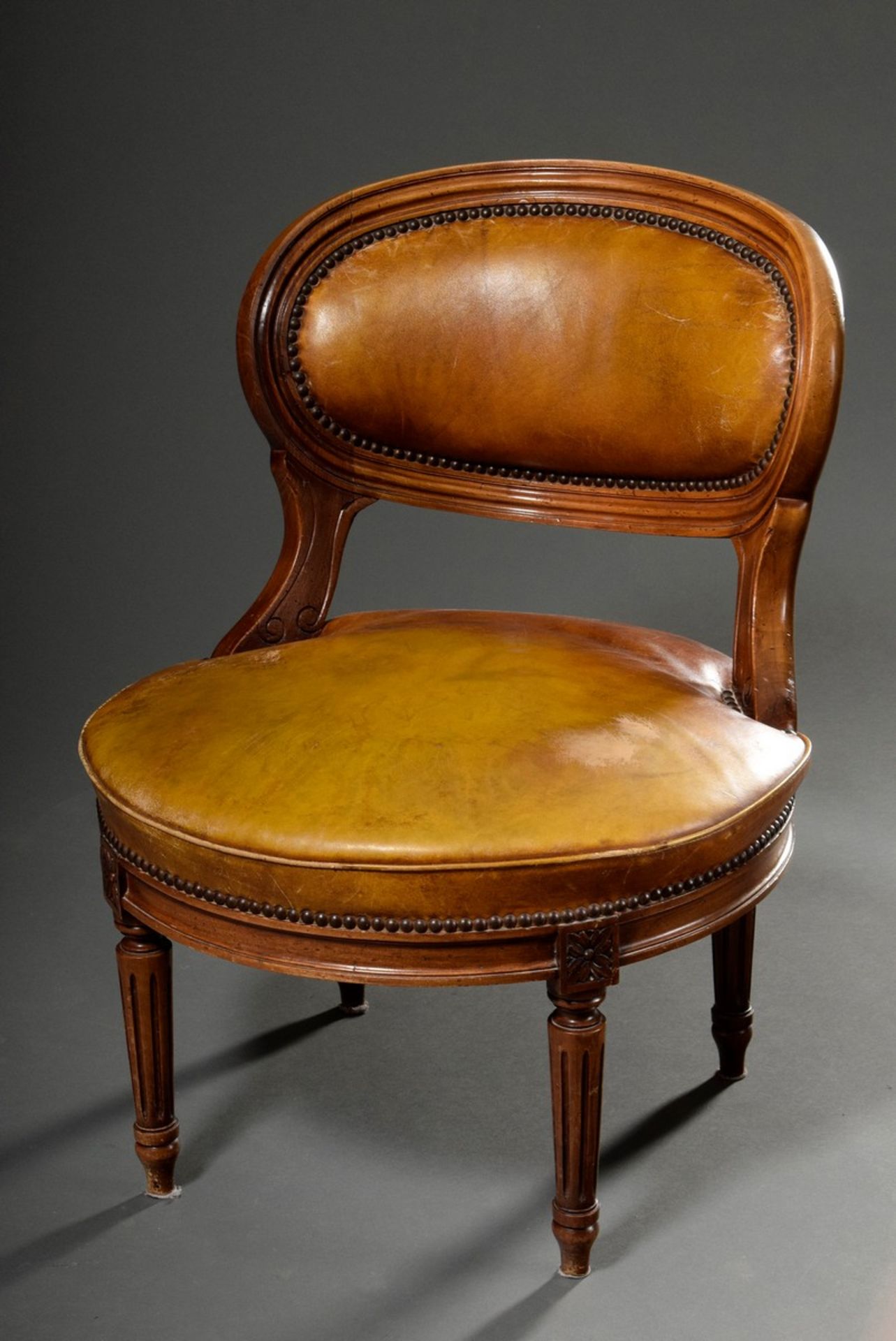 Kleiner Kaminsessel in Louis XVI Façon mit braungrünem Lederpolster, um 1900, H