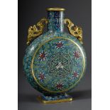 Cloisonné Pilgerflasche mit vergoldeten Fabeltierhenkeln und polychromer Floral