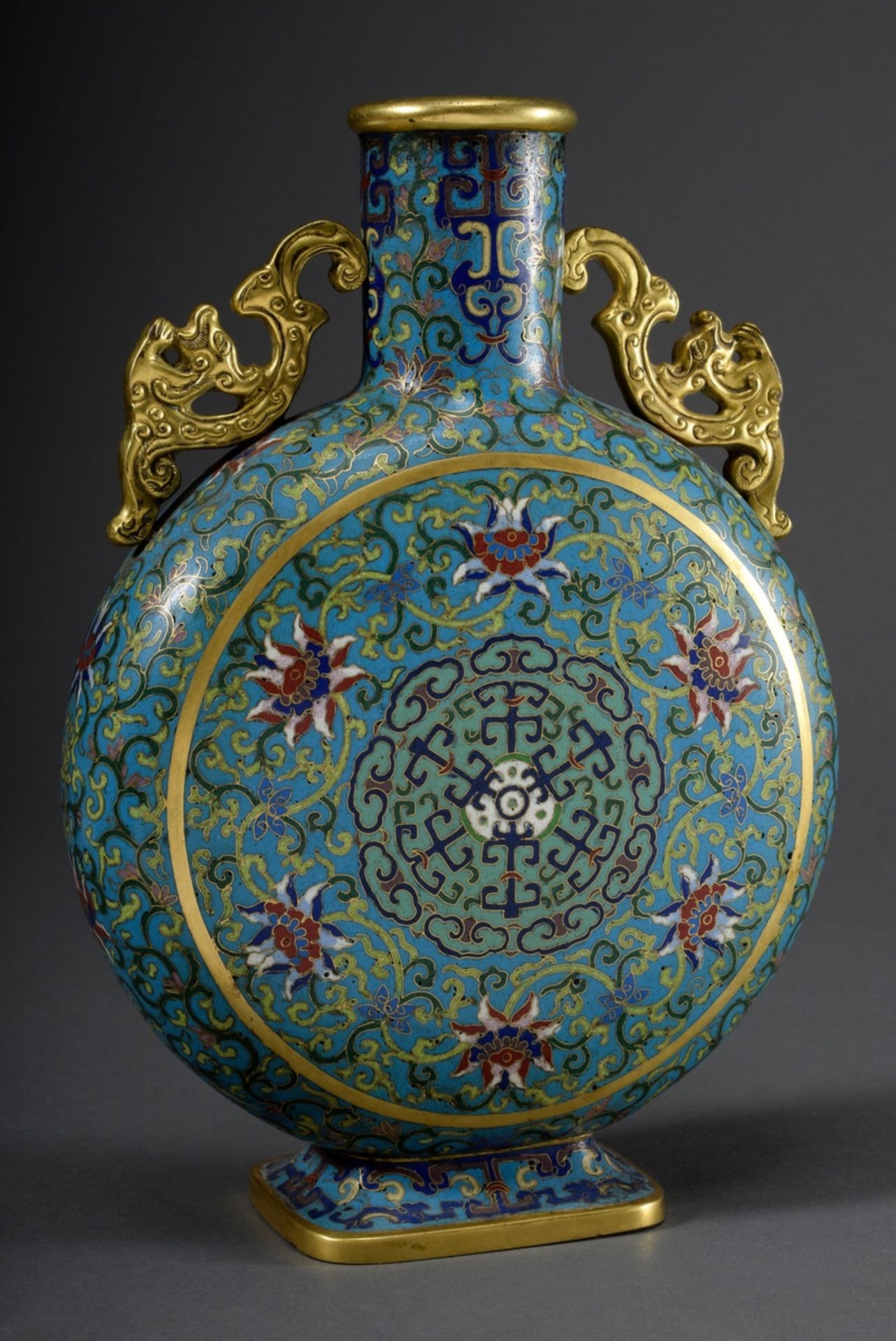 Cloisonné Pilgerflasche mit vergoldeten Fabeltierhenkeln und polychromer Floral