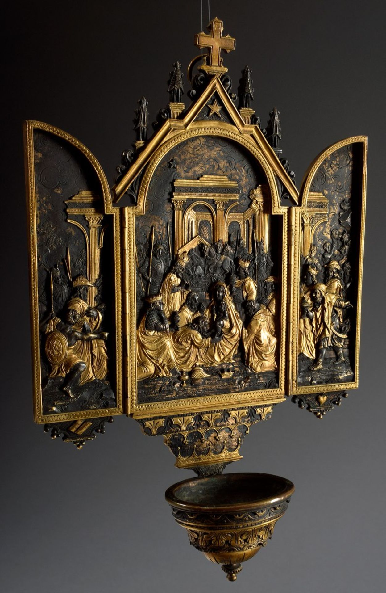 Kleiner Historismus Flügelaltar „Anbetung der Könige“ mit Weihwasserbecken, Met