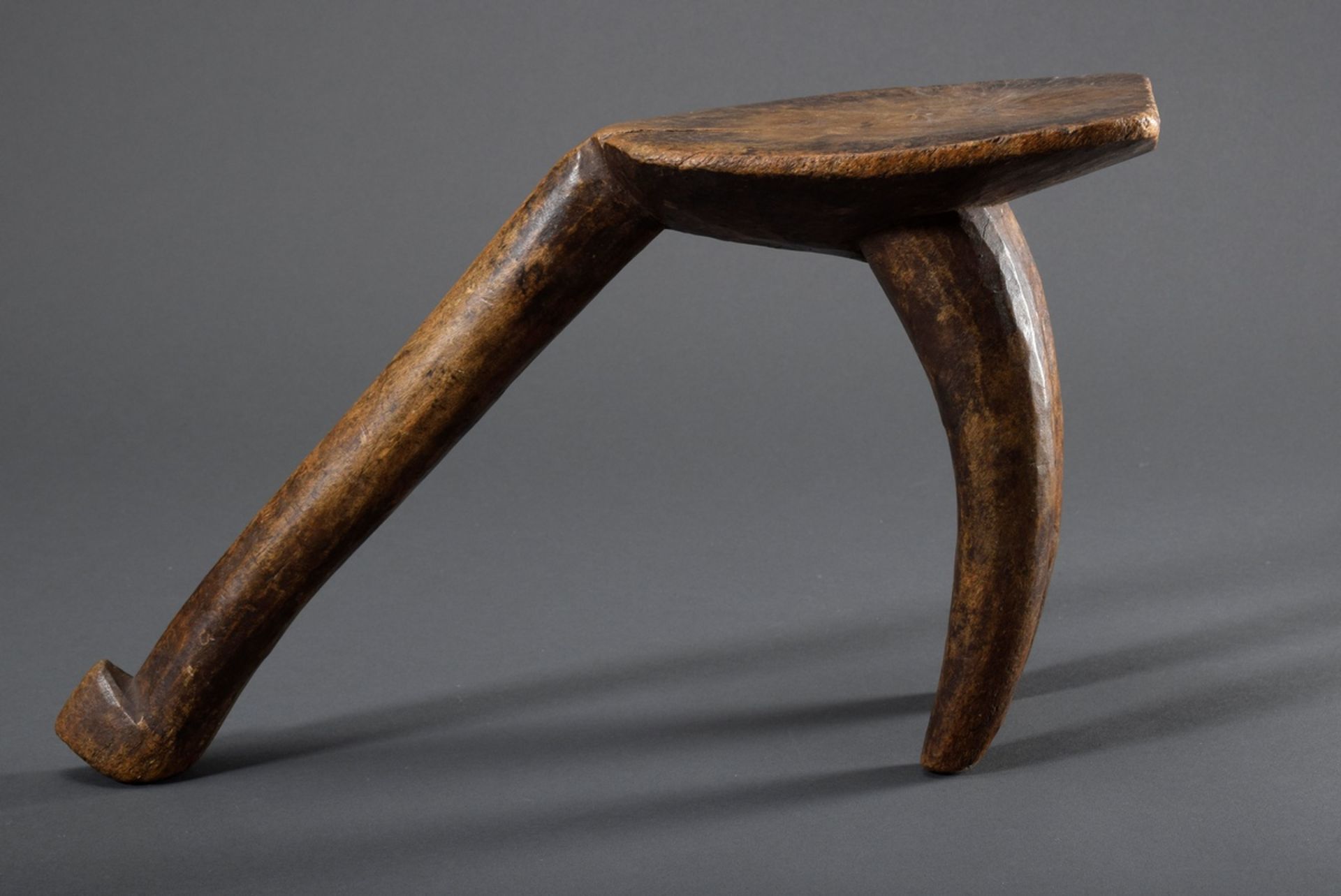 Afrikanischer dreibeiniger Sitzhocker, Holz, H. 24cm, Alters- und Gebrauchsspur - Bild 3 aus 6