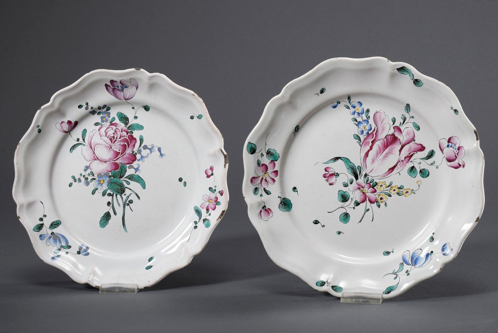 Paar Fayence Teller mit konturierter polychromer Malerei „Blumenbouquets“, Stra