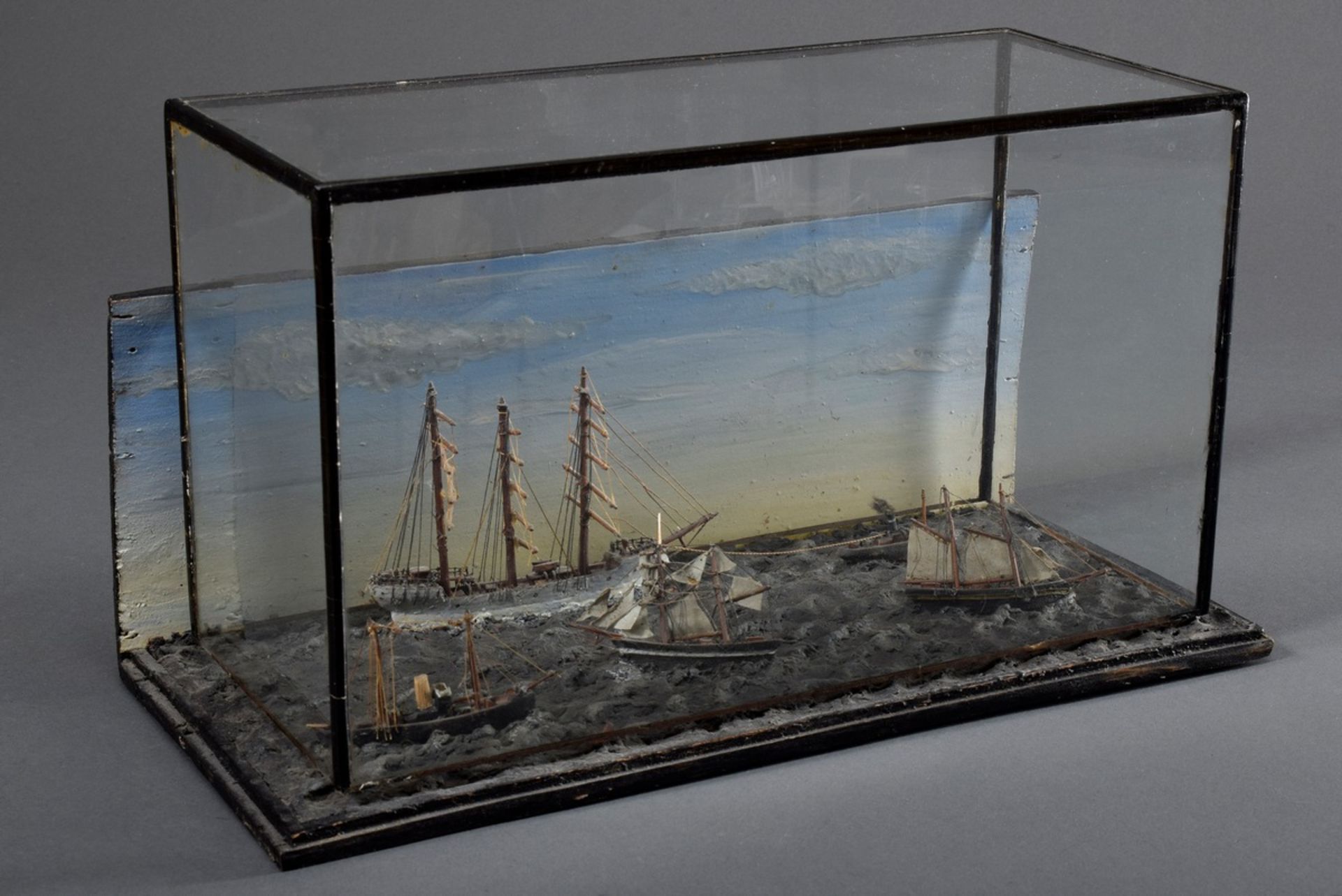 Miniatur Diorama "Schiffsverkehr auf See", Holz farbig gefasst mit teilweise ge