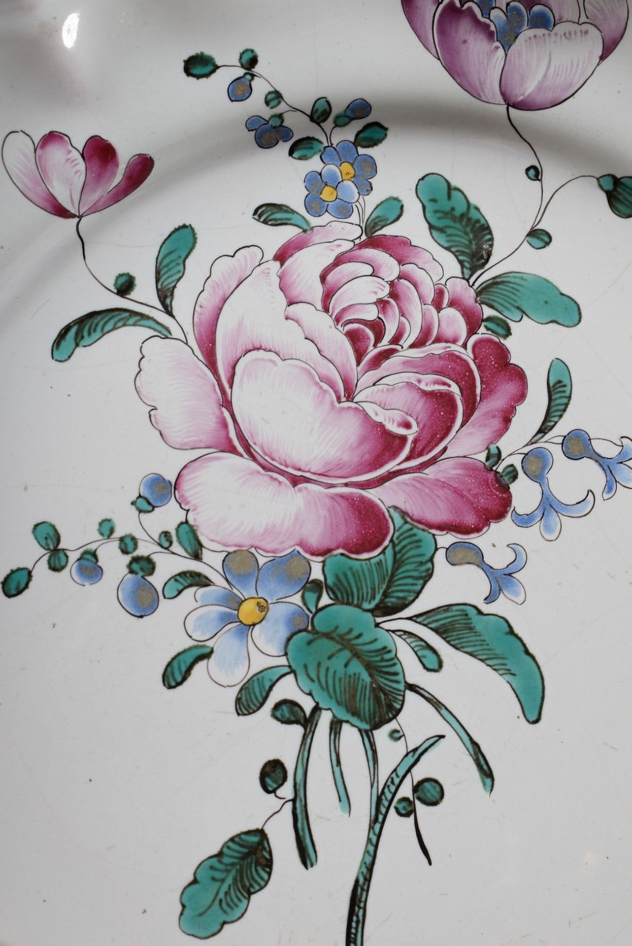 Paar Fayence Teller mit konturierter polychromer Malerei „Blumenbouquets“, Stra - Bild 5 aus 6