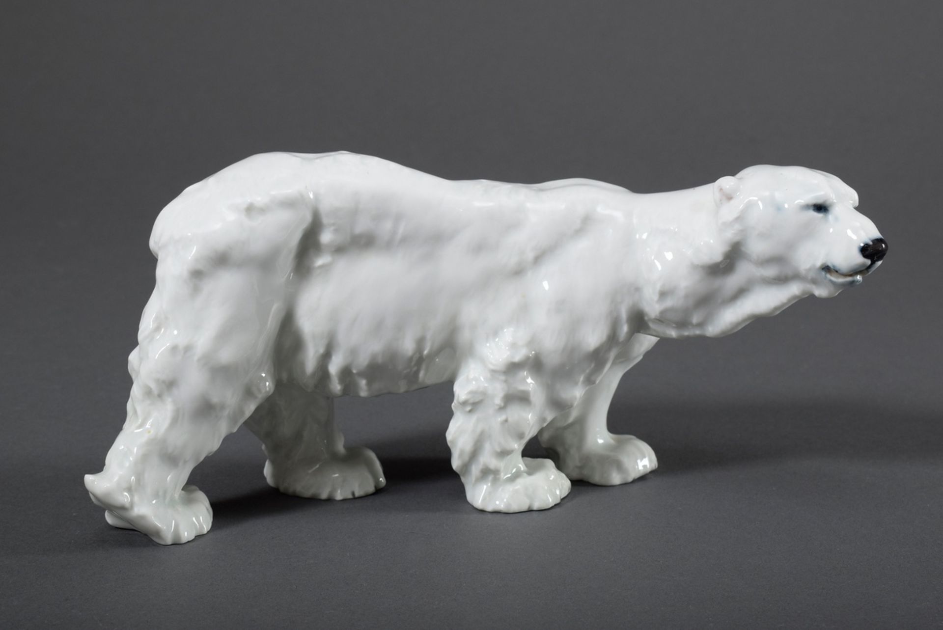 Meissen Figur "Schreitender Eisbär", dezent farbig staffiert, Entw: um 1905 Ott