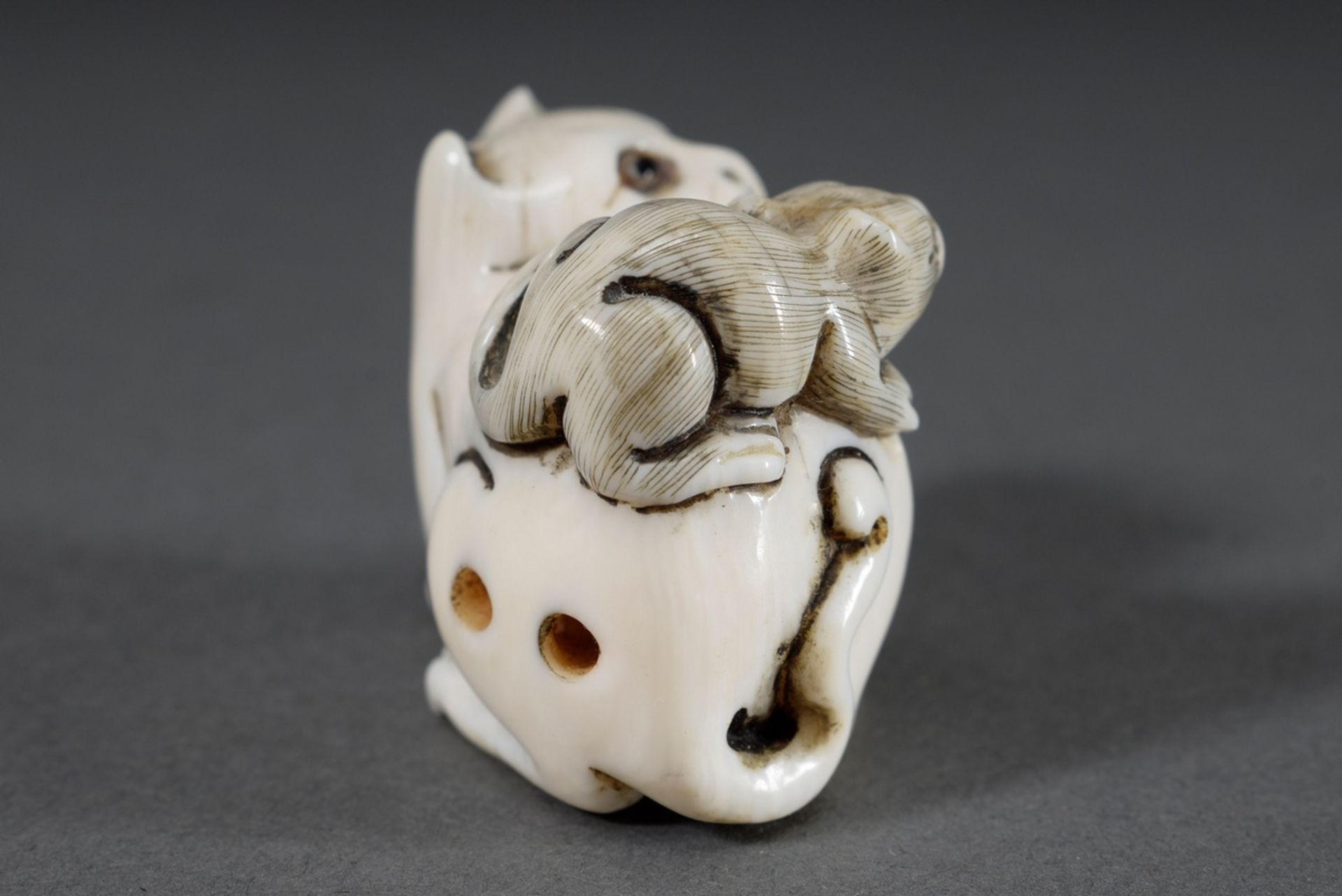 Elfenbein Netsuke "Katze mit Jungen", am Boden sign., Japan um 1900, H. 3cm, le - Bild 2 aus 5