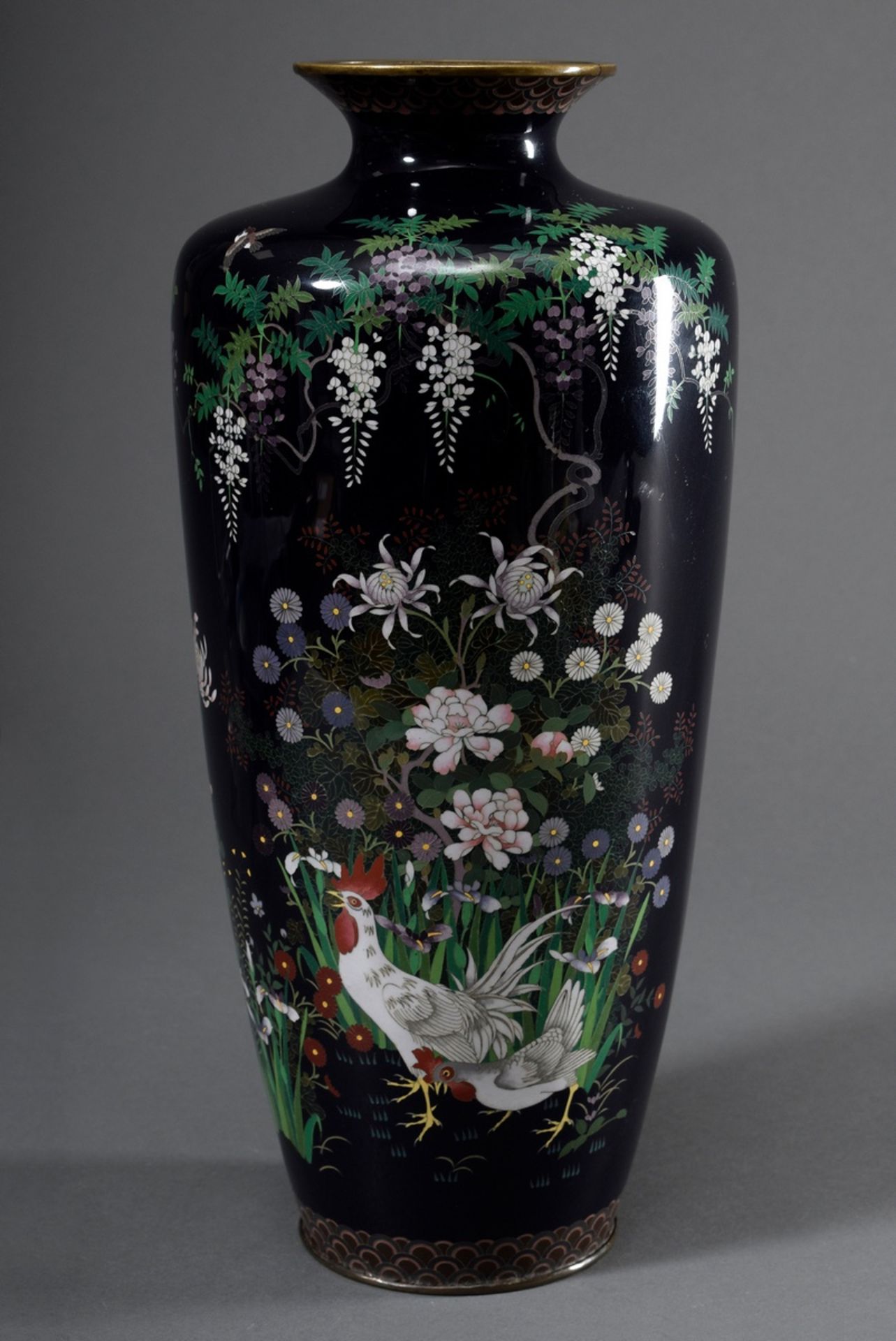 Große japanische Cloisonné Vase "Hahn und Henne im Garten" auf schwarzem Fond,