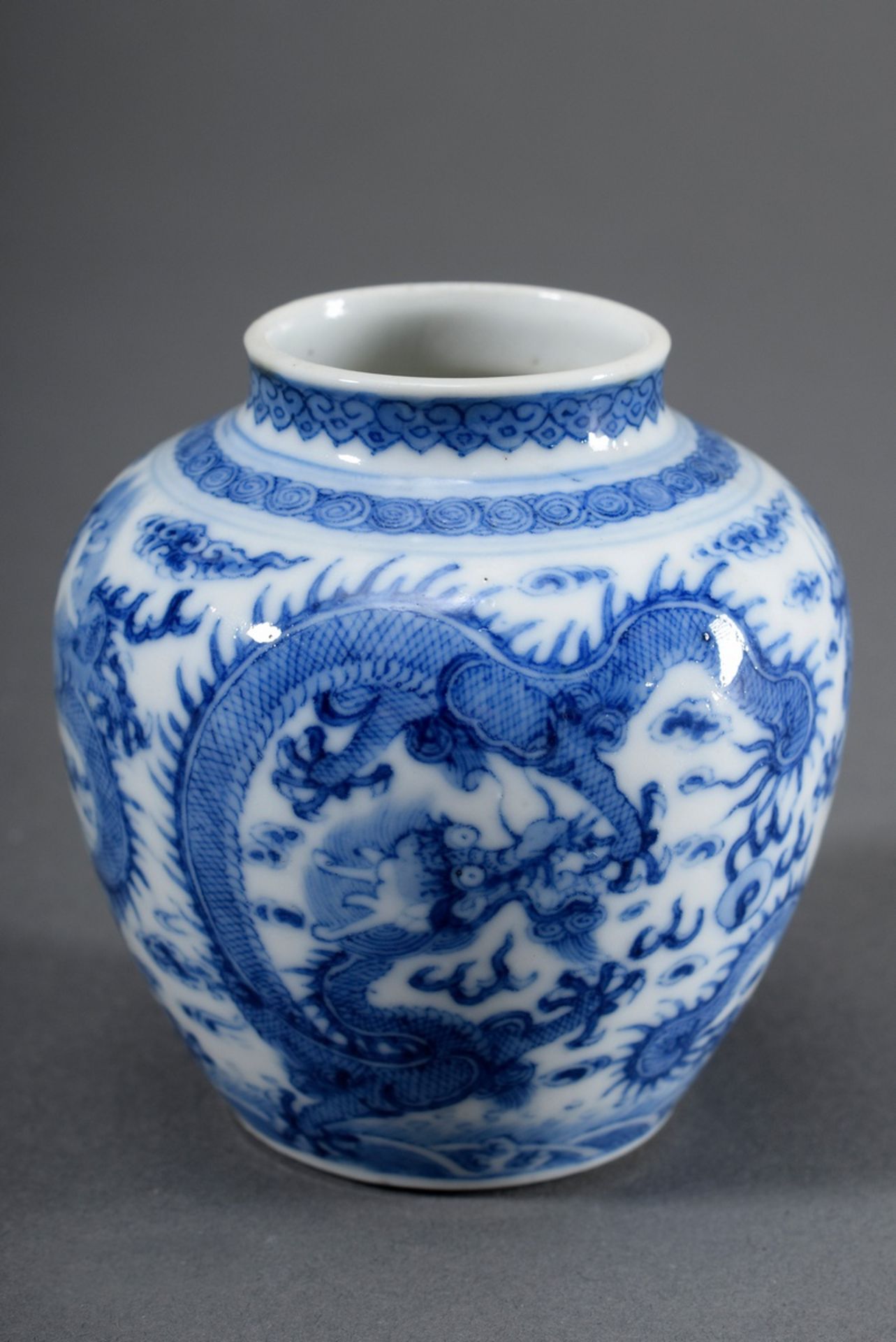 Kleine chinesische Porzellan Kugelvase mit Blaumalereidekor „Wolkendrachen mit - Image 3 of 5