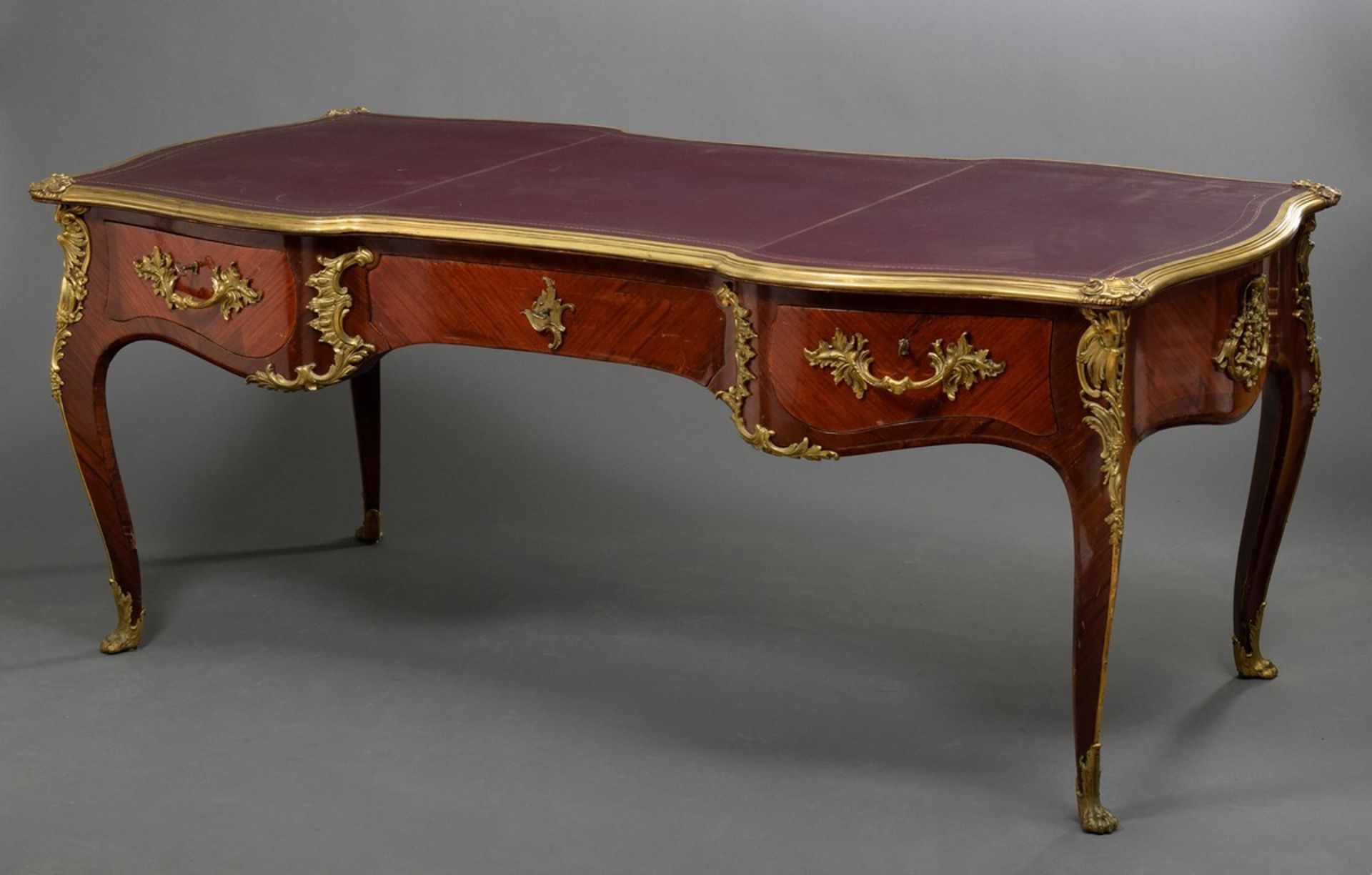 Großes Bureau Plat im Louis XV Stil mit opulenten Rocaille Bronzen und rotbraun