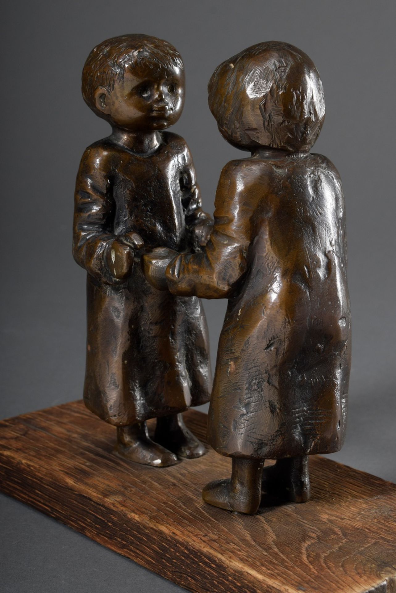 Szabolcs, Péter (1942-1967) "Zwei Kleinkinder", Bronze, sign., auf Holz Sockel - Bild 6 aus 7