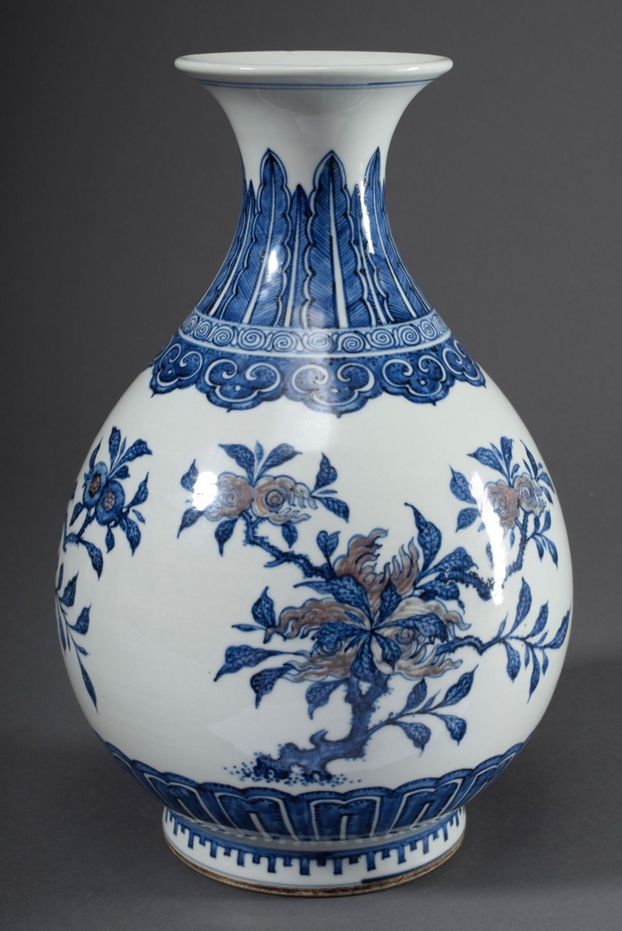 Große Vase in Yuhuchun Form mit unterglasurblauer und -roter Malerei "Granatapf - Image 2 of 4