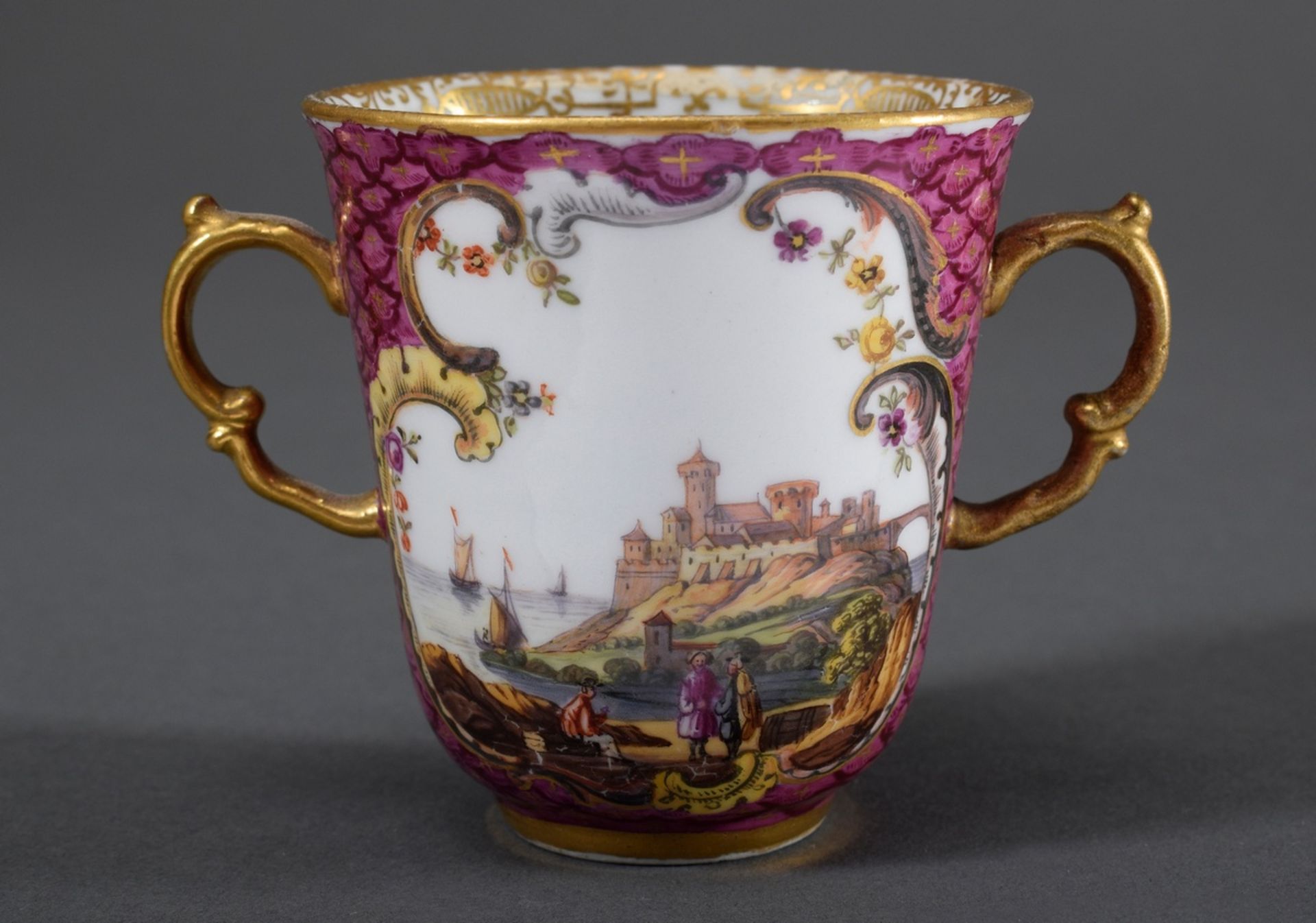 Seltene Meissen Trembleuse mit feiner polychromer Malerei "Kauffahrteiszene" (w