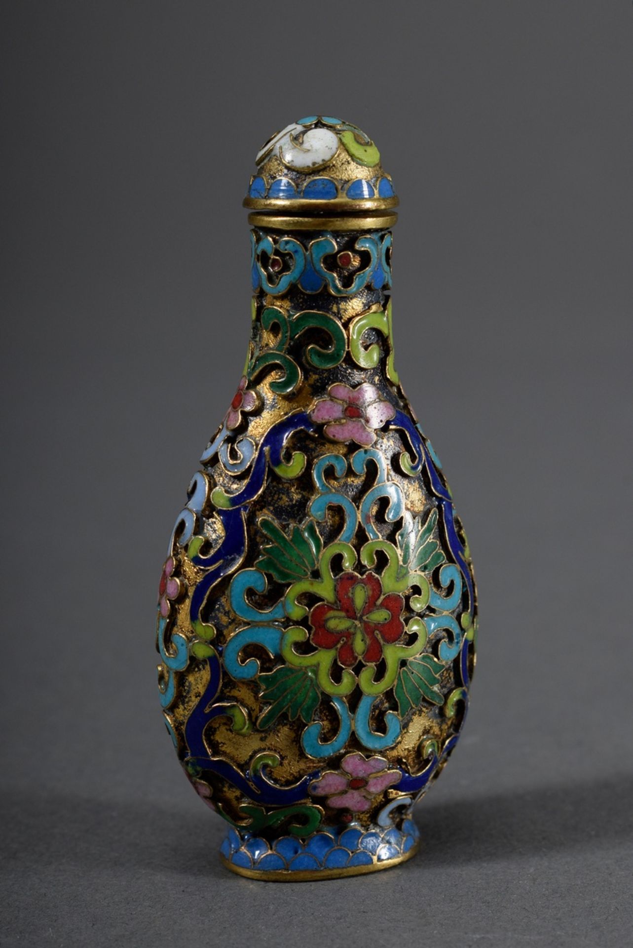 Cloisonné Snuffbottle mit floralem Dekor auf Goldgrund, 20.Jh., Boden mit Siege - Image 2 of 6