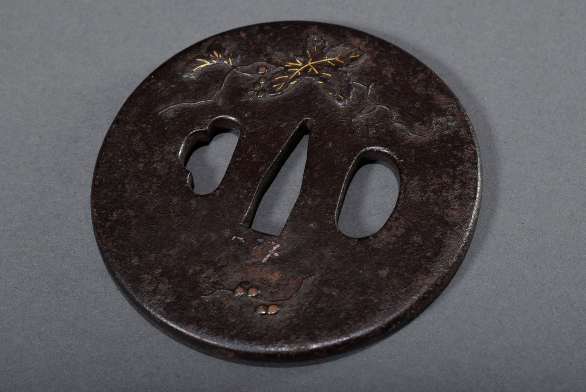 Eisen Tsuba mit Goldtauschierungen "Eichhörnchen und Weinlaubranken", Japan, Ø - Bild 3 aus 3