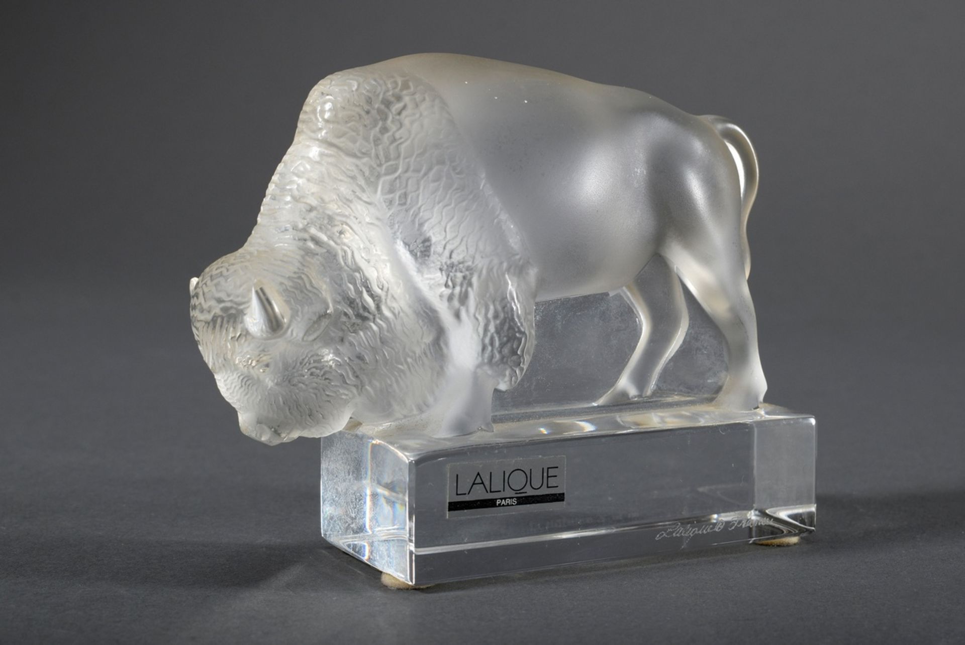 Lalique Glas Briefbeschwerer "Bison", sign.: "Lalique, France", 10x13cm