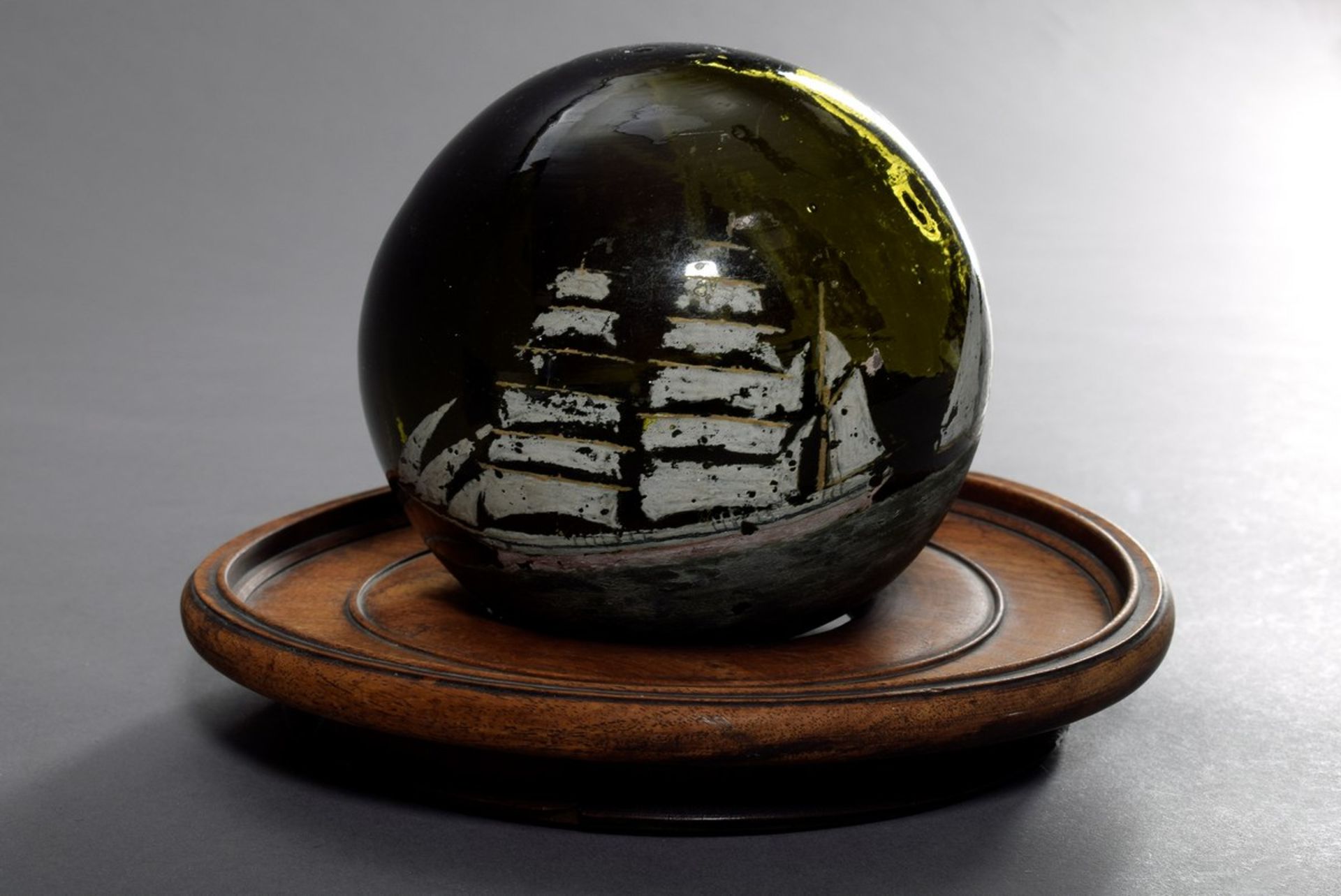 Fischernetz Kugel mit Schiffmotiv aus dunkelgrünem Glas, 19.Jh., Ø 13cm, etwas