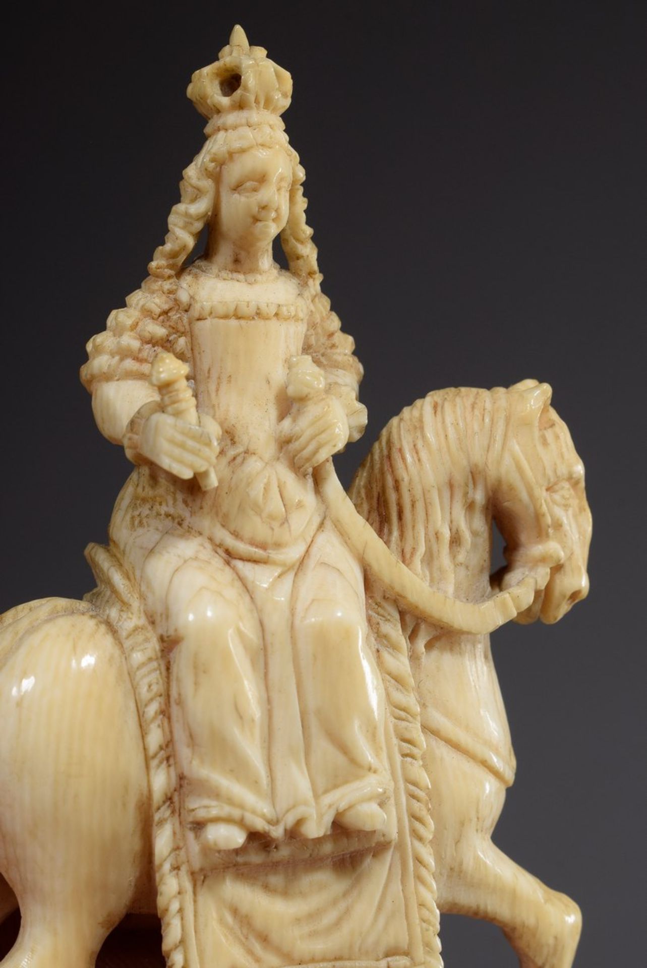 Elfenbeinschnitzerei "Sitzende Königin zu Pferd" in angefertigtem Lederfuteral - Bild 4 aus 5