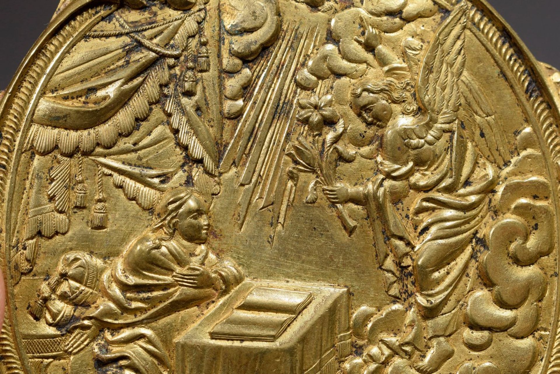 Reliefplakette „Mariae Verkündigung“ in floraler Rahmung, feuervergoldete Bronz - Image 4 of 4