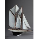 Vollmodell "Yacht", Holz farbig gefasst mit gehissten Blechsegeln, ca. 45,5x39,