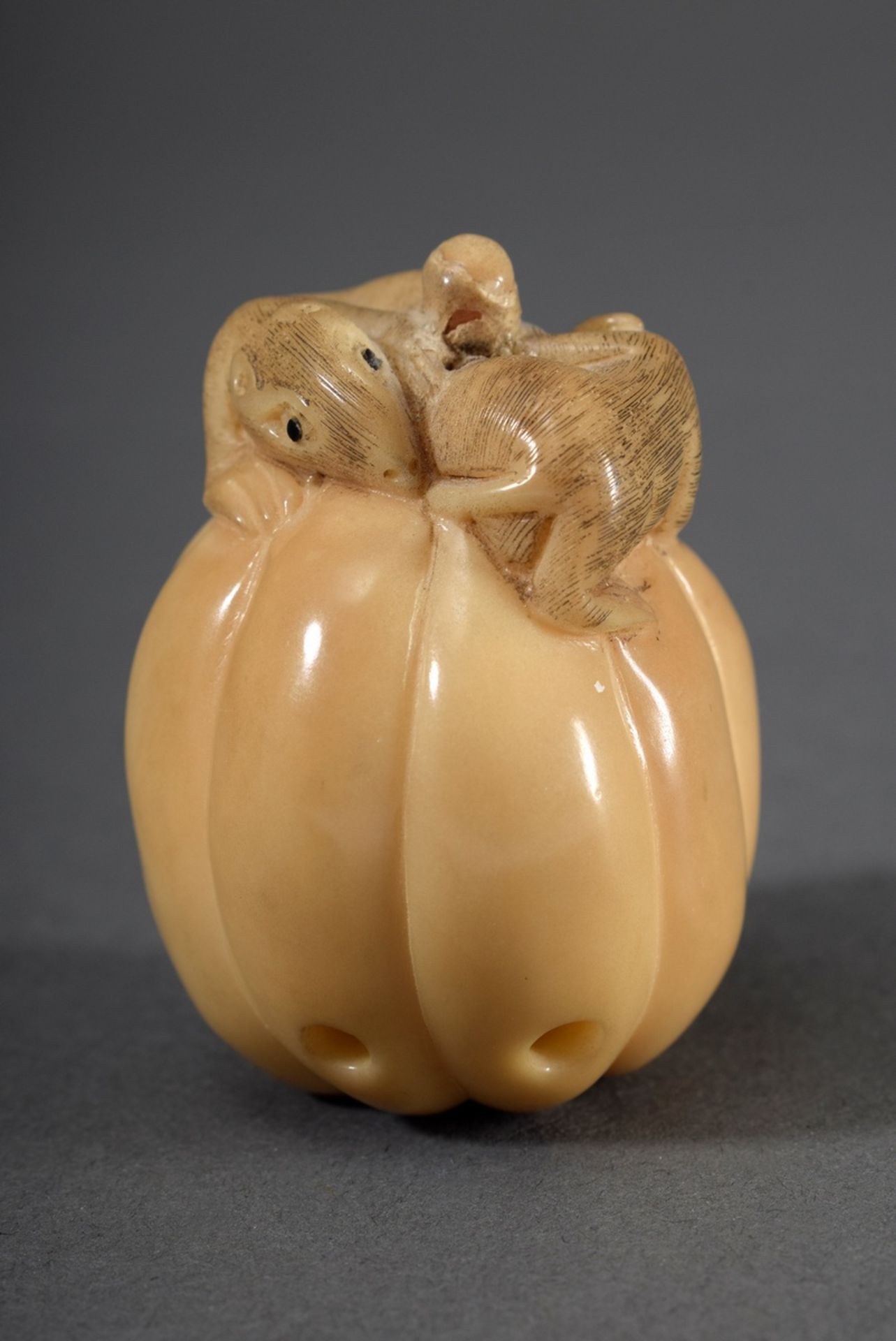 Tagua Nuss Schnitzereien "Zwei Ratten auf Kürbis", 20.Jh., H. 4,5cm - Bild 2 aus 4