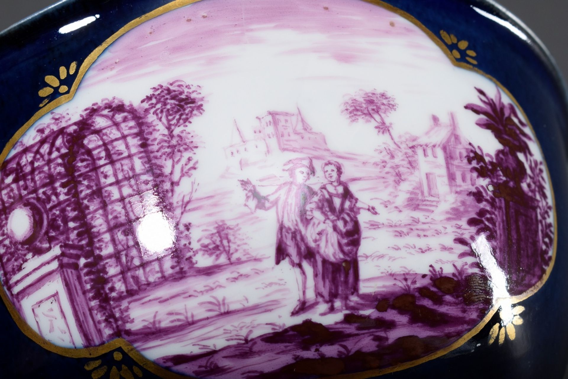 Große Meissen Kumme mit Purpur Camaieu Malerei "Figürlichen Szenen in Landschaf - Image 2 of 8