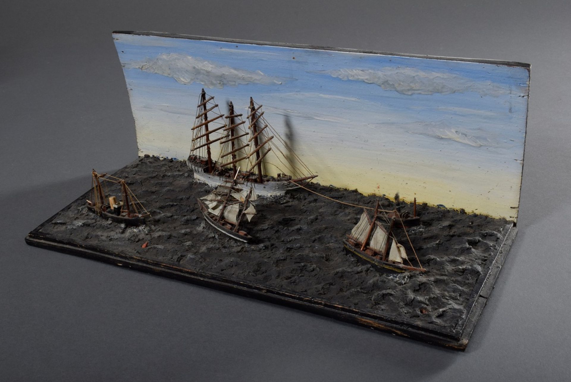 Miniatur Diorama "Schiffsverkehr auf See", Holz farbig gefasst mit teilweise ge - Bild 2 aus 5
