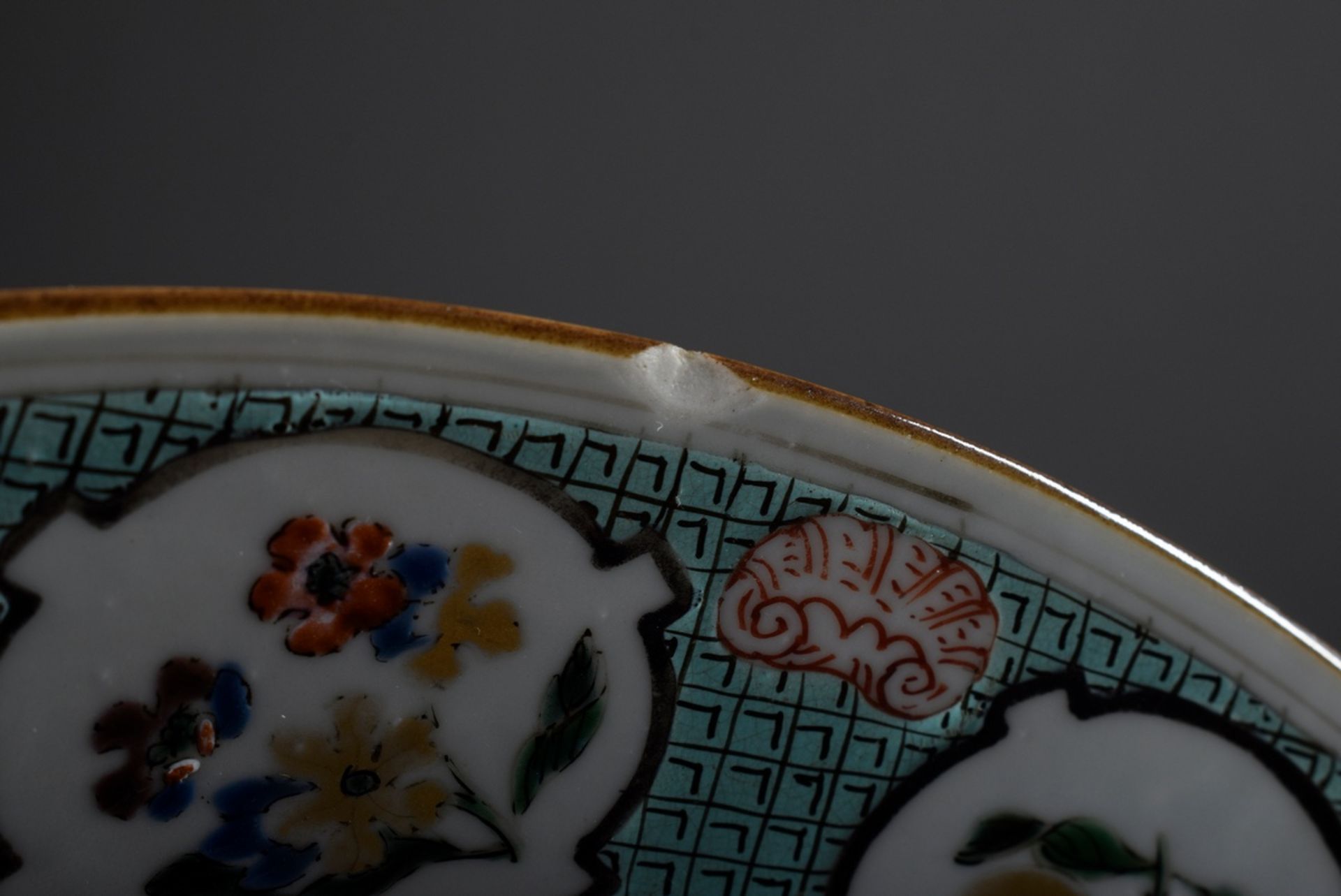 Paar Chine de Command Porzellan Teller mit polychromer Malerei „Hofdame in Pavi - Image 7 of 7
