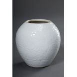 Kleine bauchige Blanc de Chine Vase mit floralem Anhua Ritzdekor "Päonienranke"