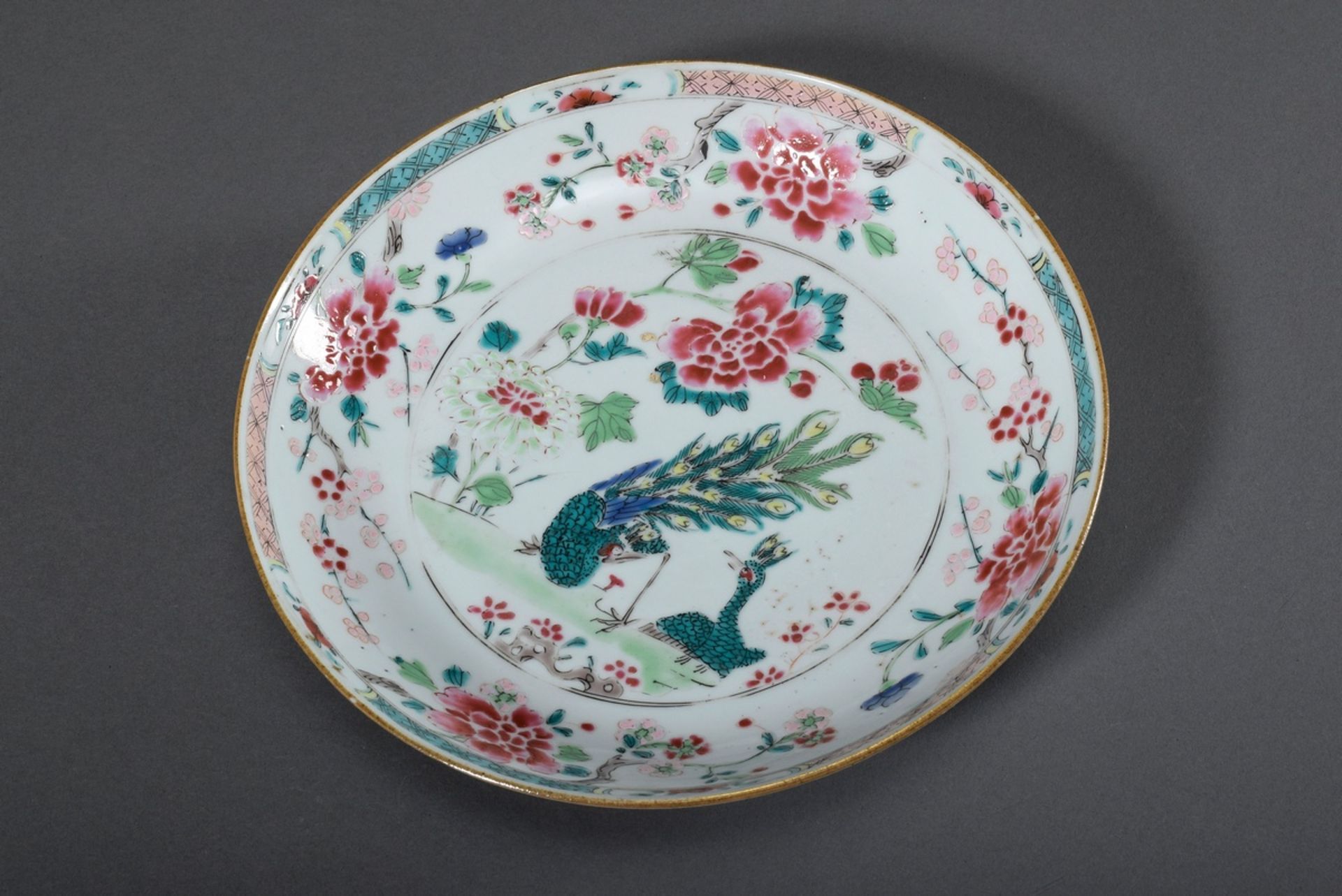 Chinesischer Porzellan Teller mit Famille Rose Malerei „Pfauen und Päonien“ mit - Image 2 of 6