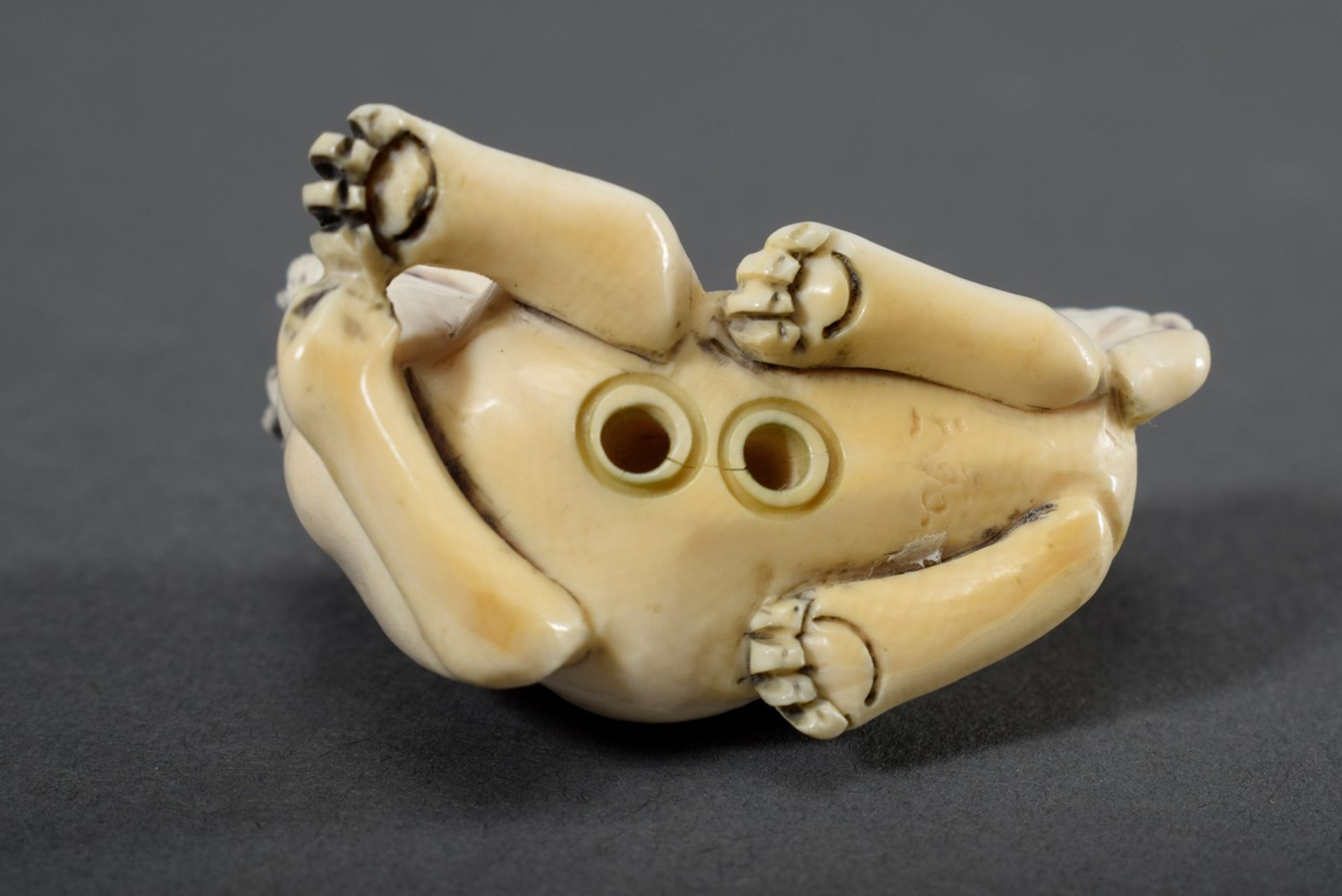 Elfenbein Netsuke "Liegender Fo-Löwe", am Boden sign., Anf. 20.Jh., H. 3cm, lei - Bild 5 aus 5