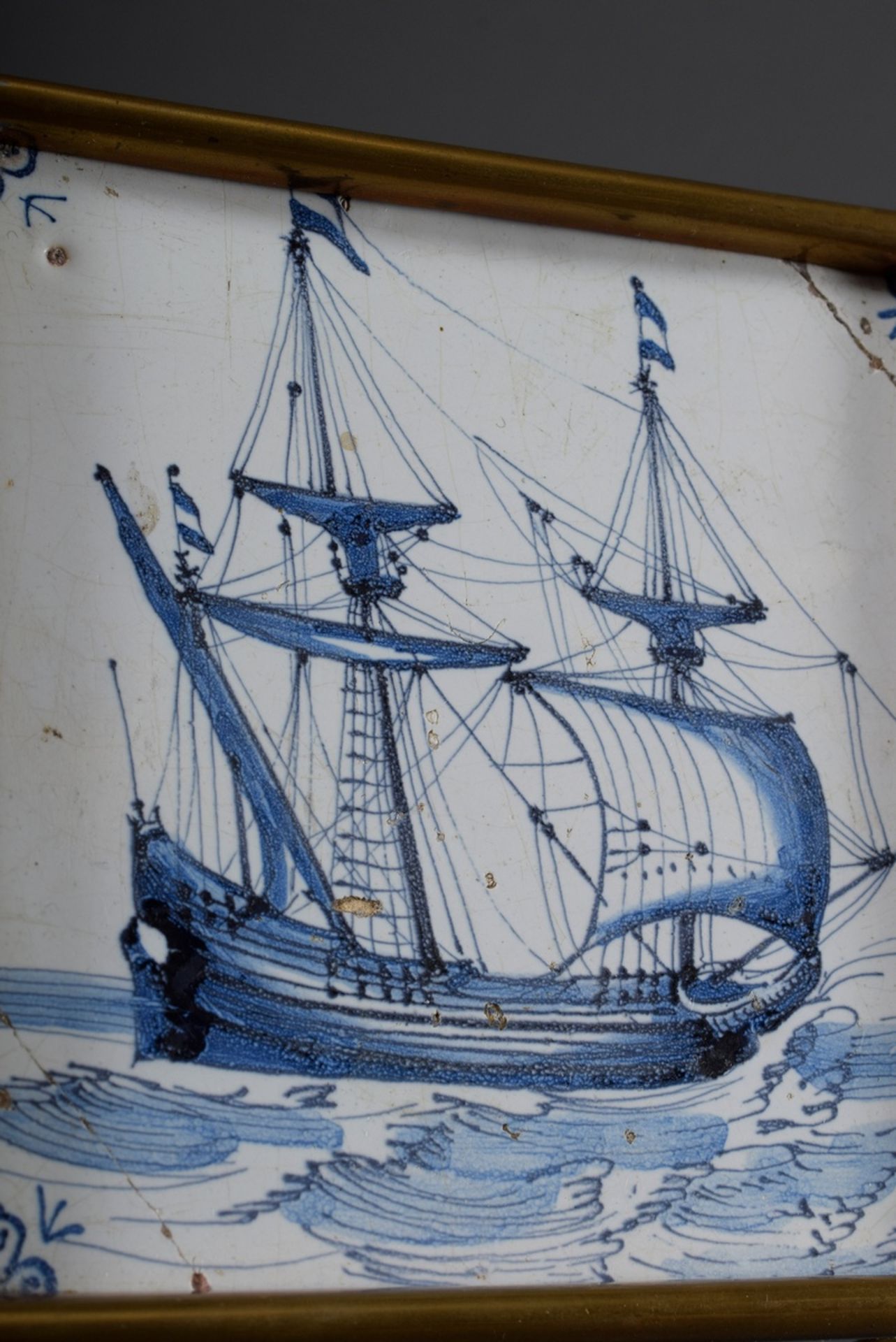 Fliesenuntersetzer "Schiff" in Blaumalerei mit Messingmontierung auf Kugelfüßen - Bild 2 aus 4