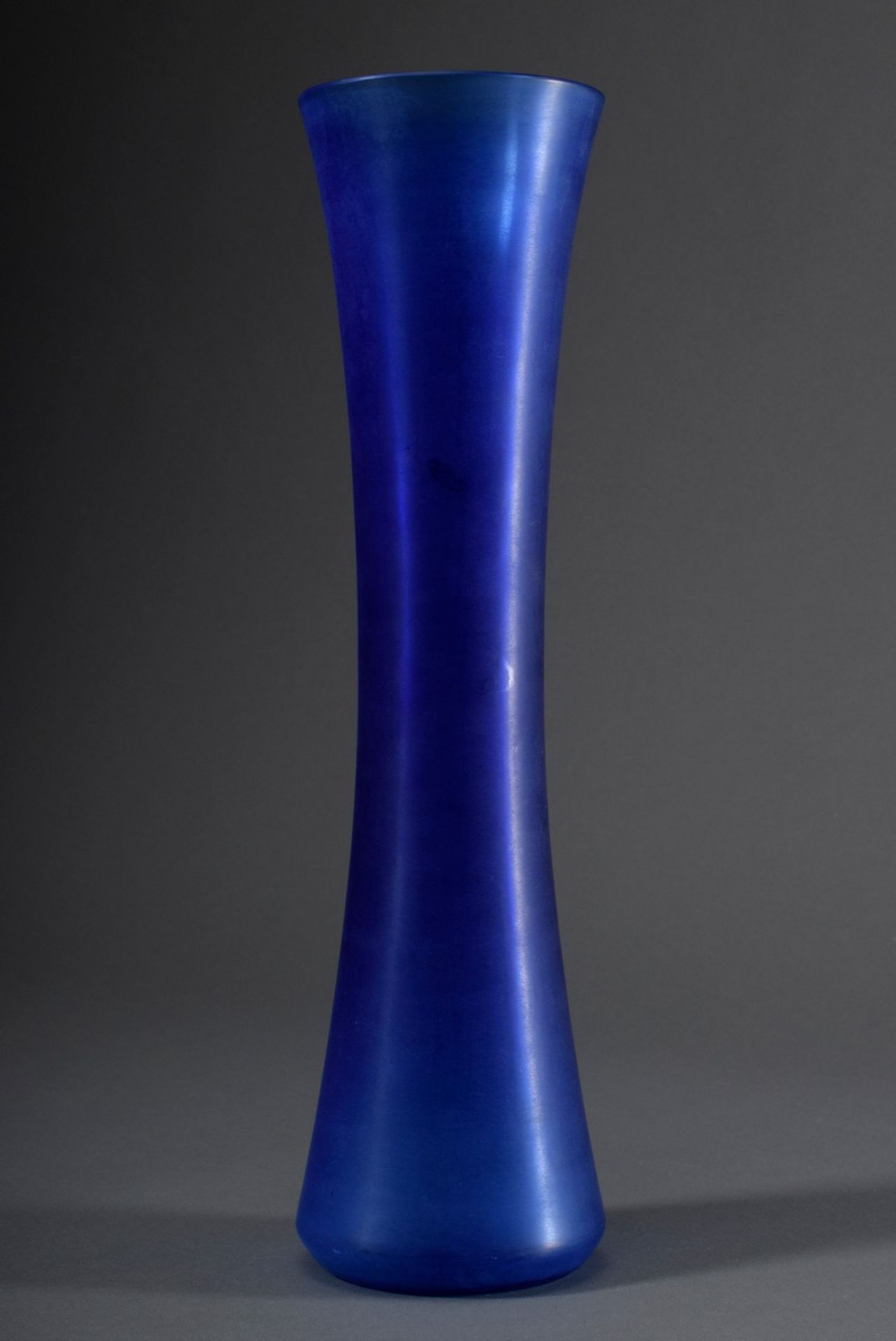 Hohe Salviati Stangenvase aus blauem Glas mit satinierter Oberfläche, am Boden