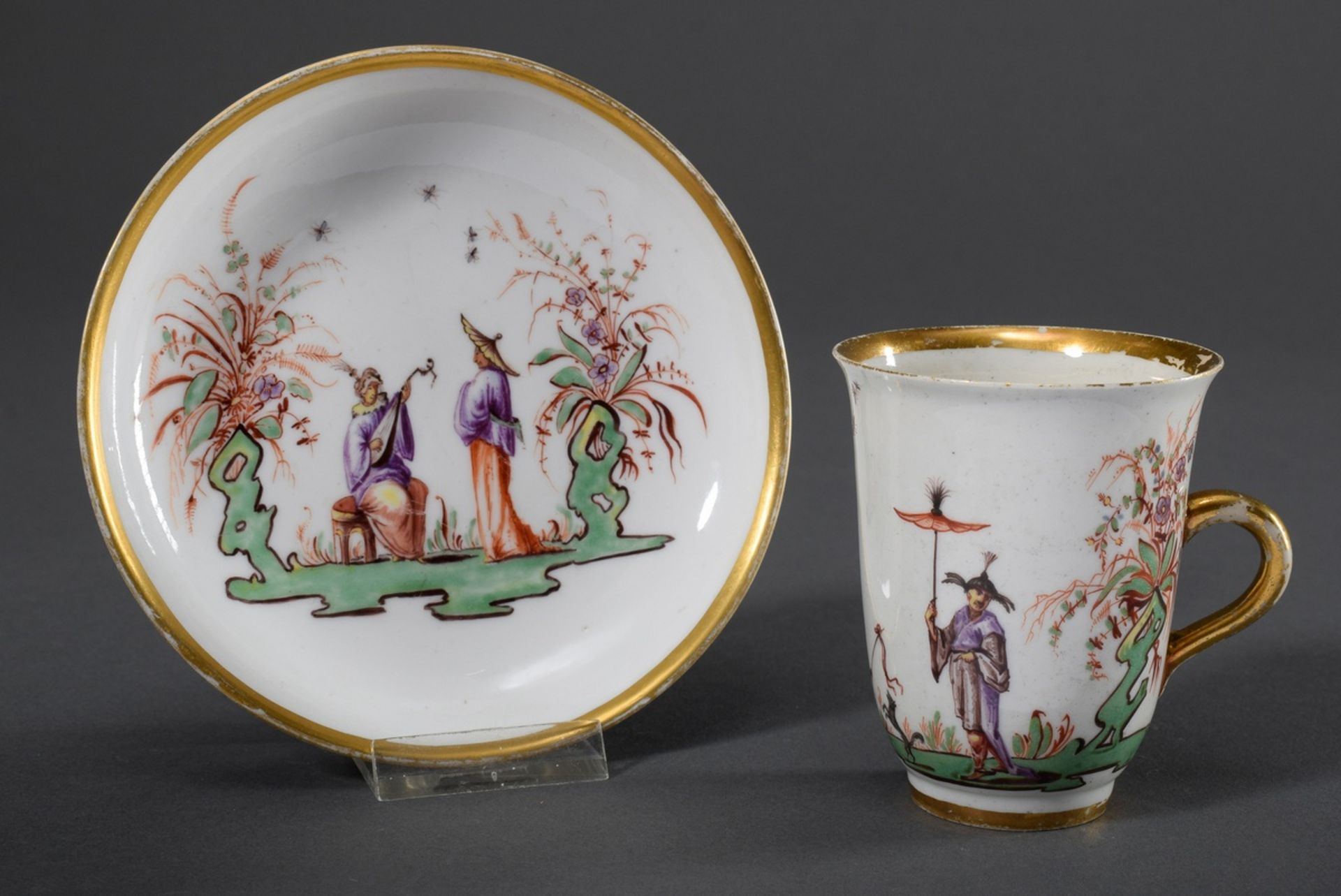 Hohe Wien Tasse auf Untertasse mit polychromer Malerei "Chinoiserien zwischen F