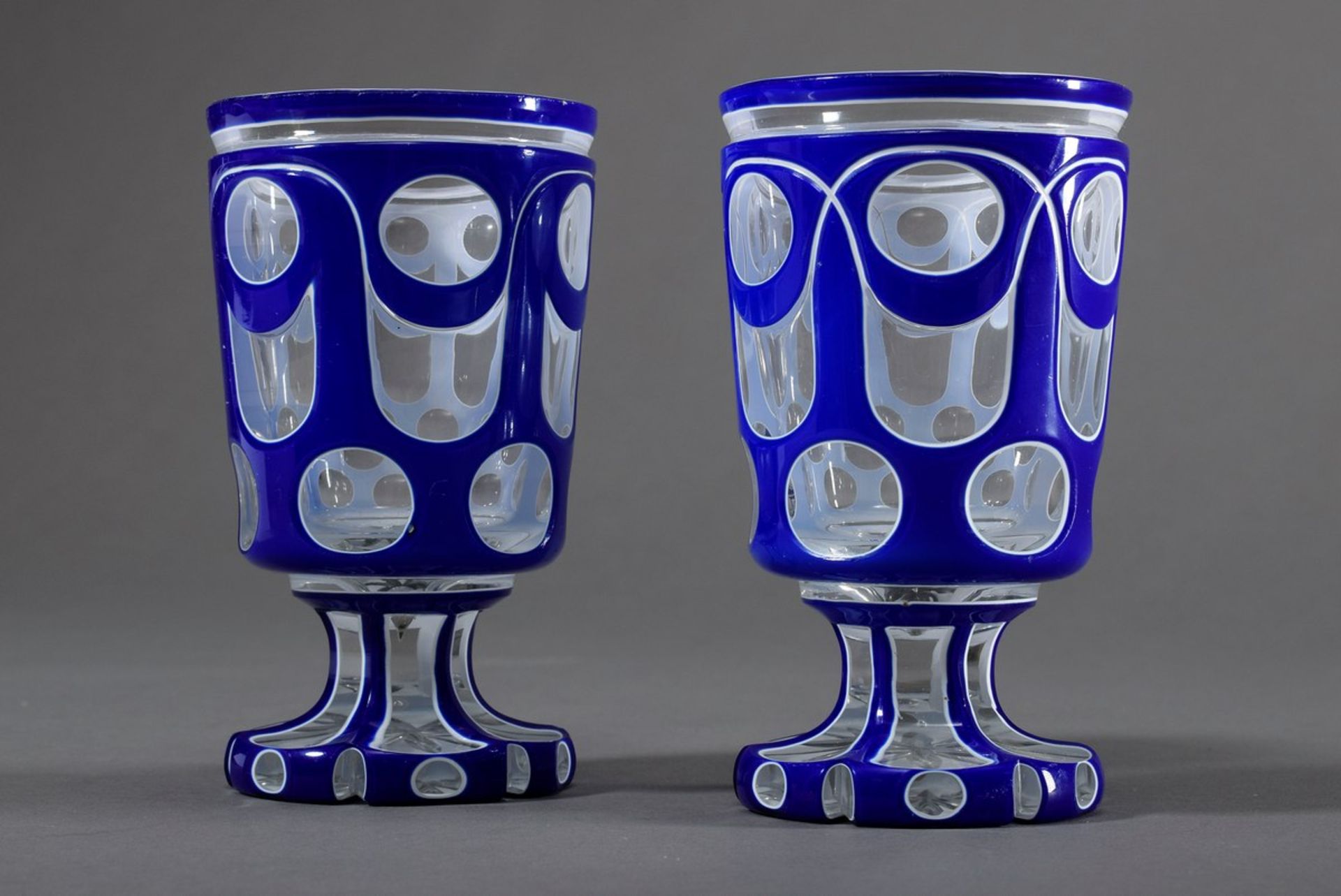 Paar Biedermeier Überfangglas Fußbecher mit ornamentalem Schliff, weiß/blau, um
