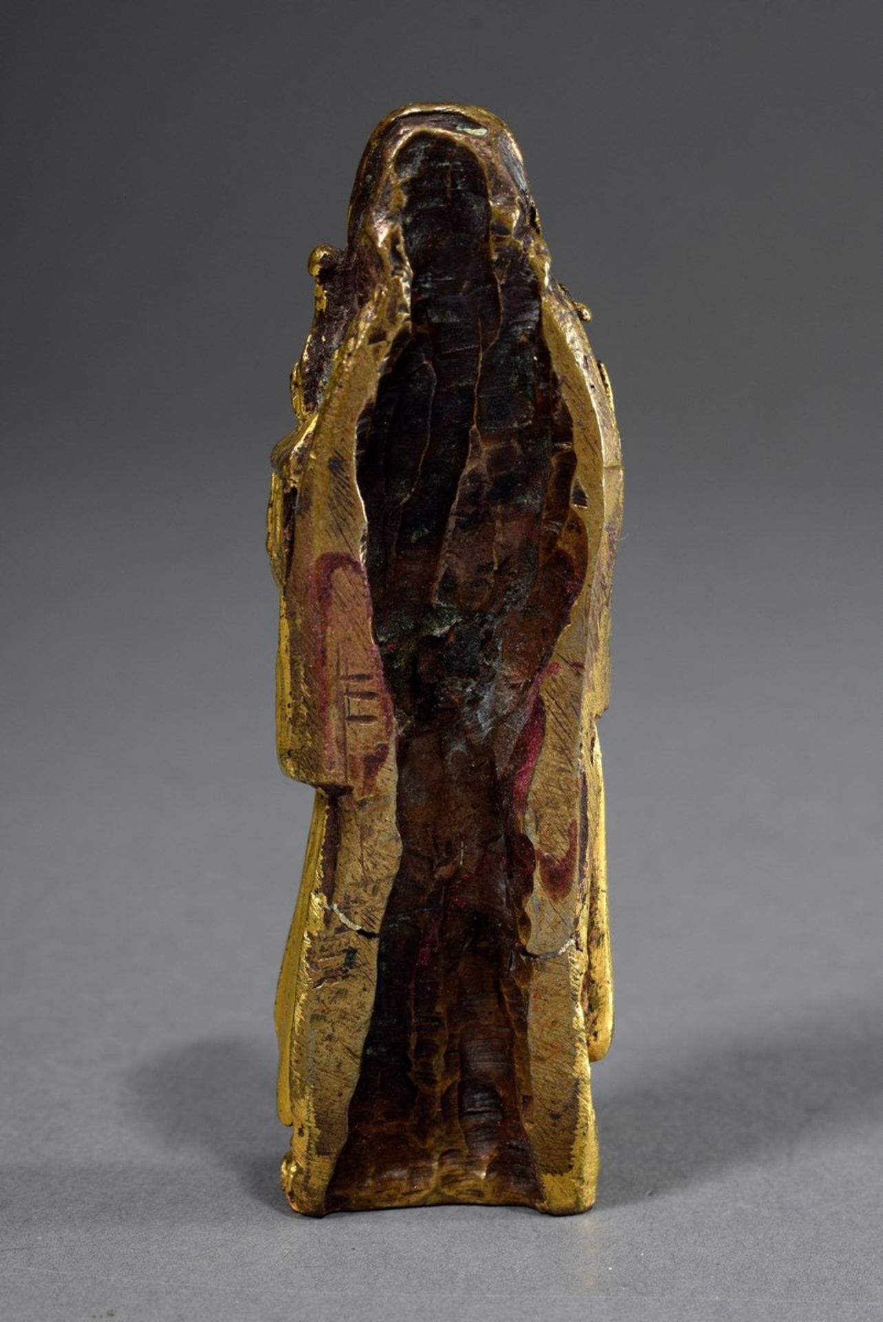 Kleine Statuette "Franziskaner mit zwei Kirchenmodellen" auf karminrotem Samtso - Bild 4 aus 4