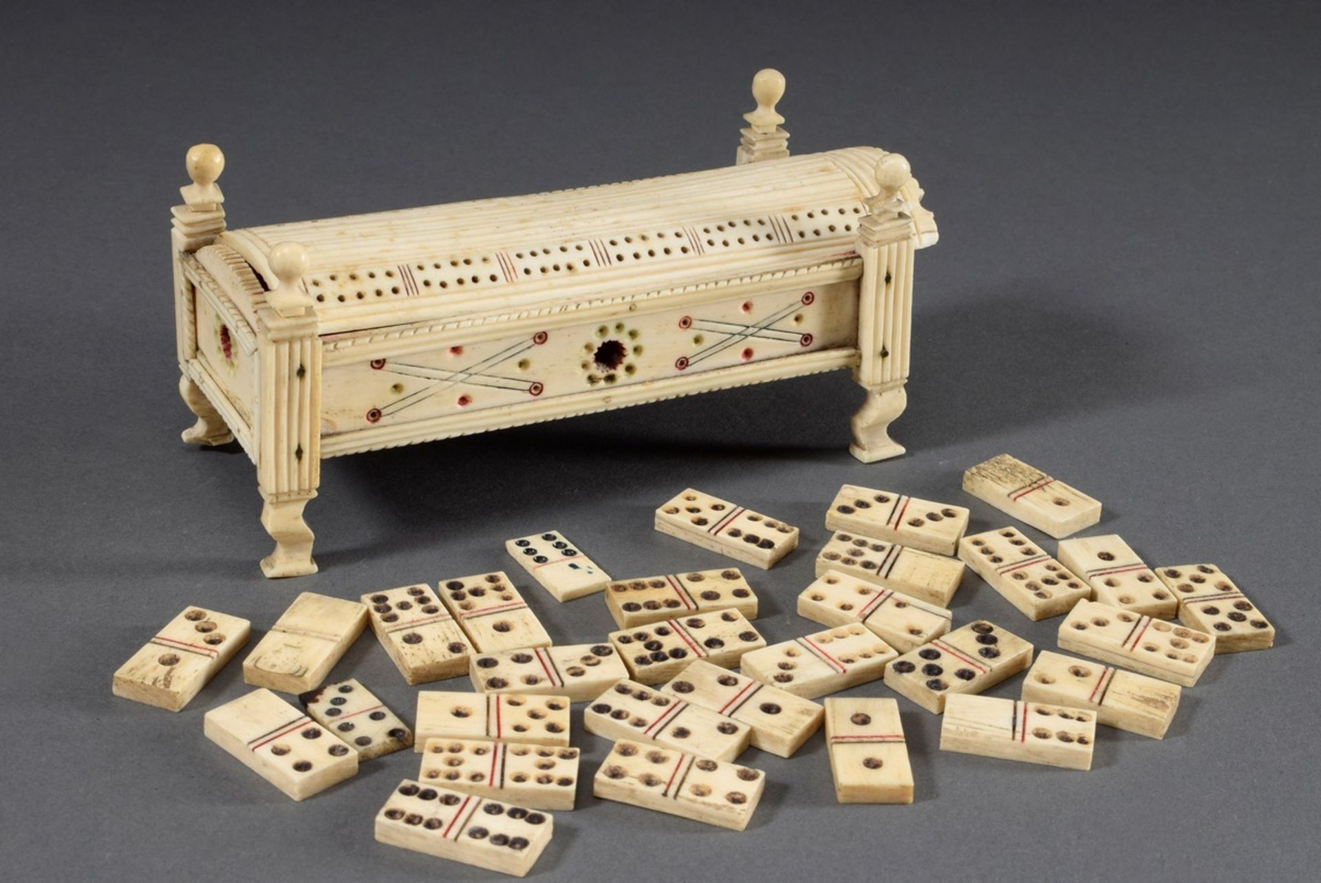 Spielkästchen mit Miniatur Dominospiel, Bein geschnitzt und farbig bemalt, 19.J