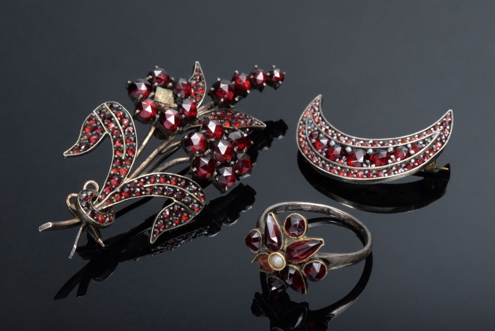 3 Diverse Teile Granatschmuck: Tombak Nadeln "Halbmond" und "Blumenbouquet" (L.