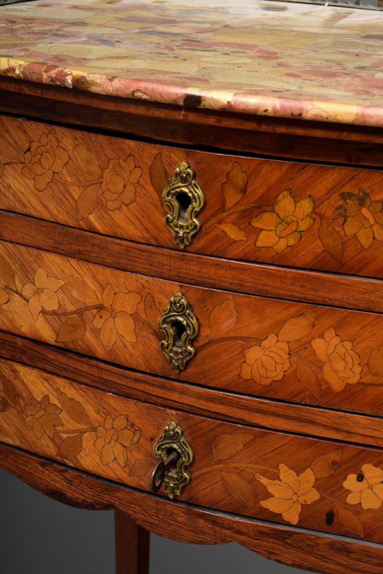 Zierliche Chiffonière mit Marmorplatte, Messinggalerie und floralen Einlegearbe - Image 3 of 6