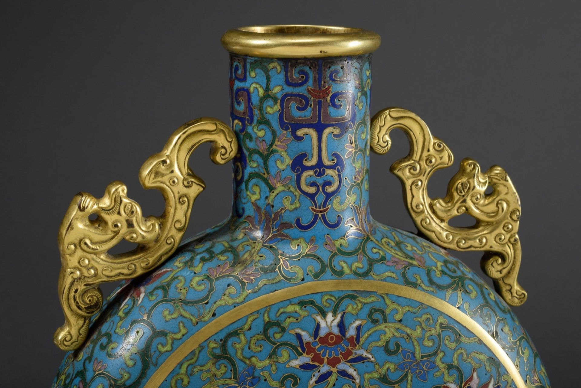 Cloisonné Pilgerflasche mit vergoldeten Fabeltierhenkeln und polychromer Floral - Image 2 of 5