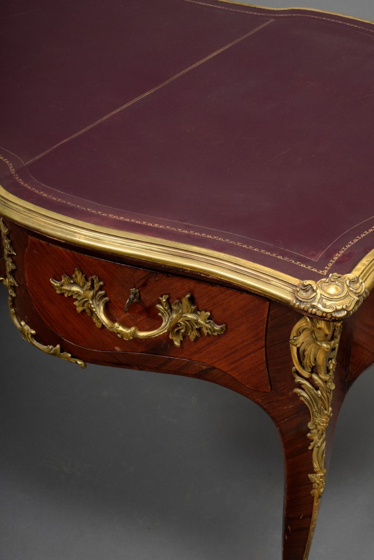 Großes Bureau Plat im Louis XV Stil mit opulenten Rocaille Bronzen und rotbraun - Image 2 of 8