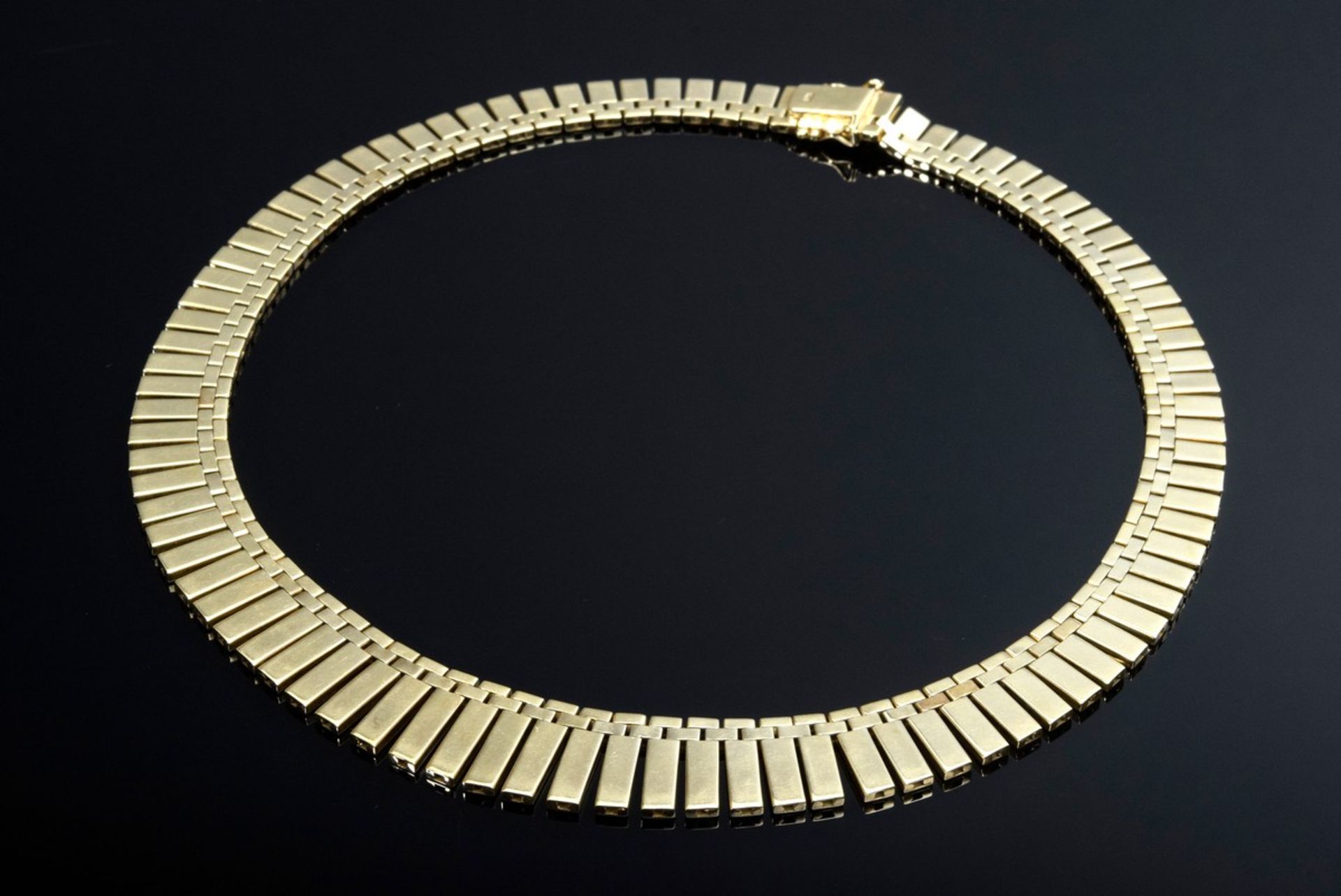 GG 585 Collier aus einzelnen Plättchen im Größenverlauf, 84,5g, L. 42,2cm