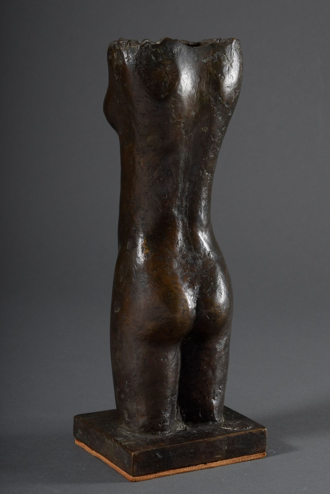 Kurz, Konrad (*1934) "Weiblicher Akt: Torso", Bronze Hohlguss, Sockel monogr., - Bild 3 aus 6