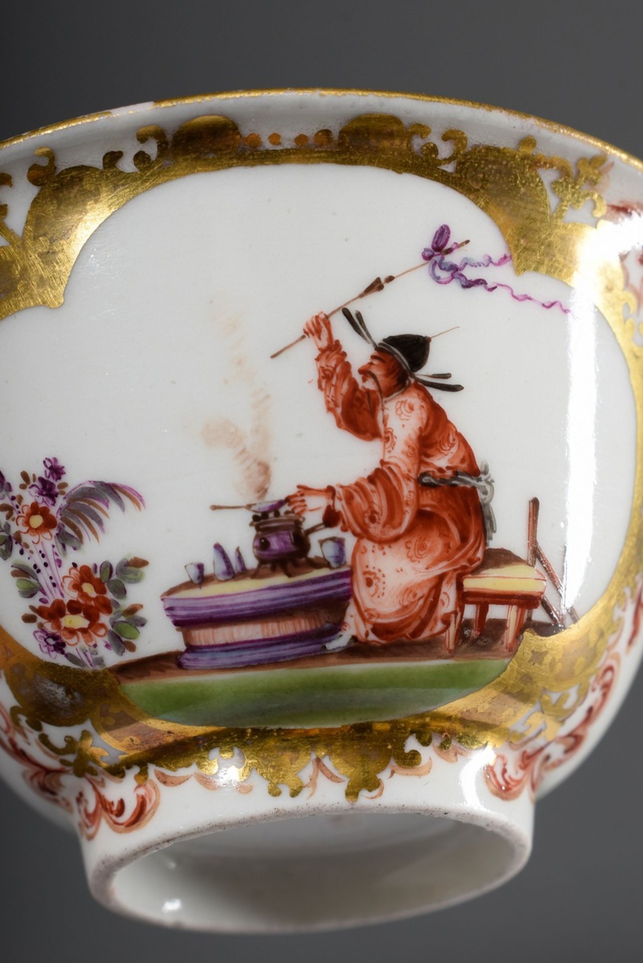 Frühes Meissen Koppchen mit polychromer Malerei "Chinoiserie - Teezeremonie" in - Bild 4 aus 5