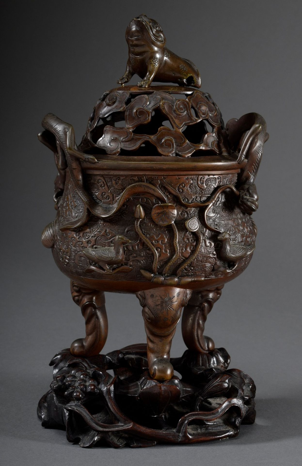 Bronze "Ding" Censer mit figürlichem Relief auf der Wandung "Wasserbewohner", s