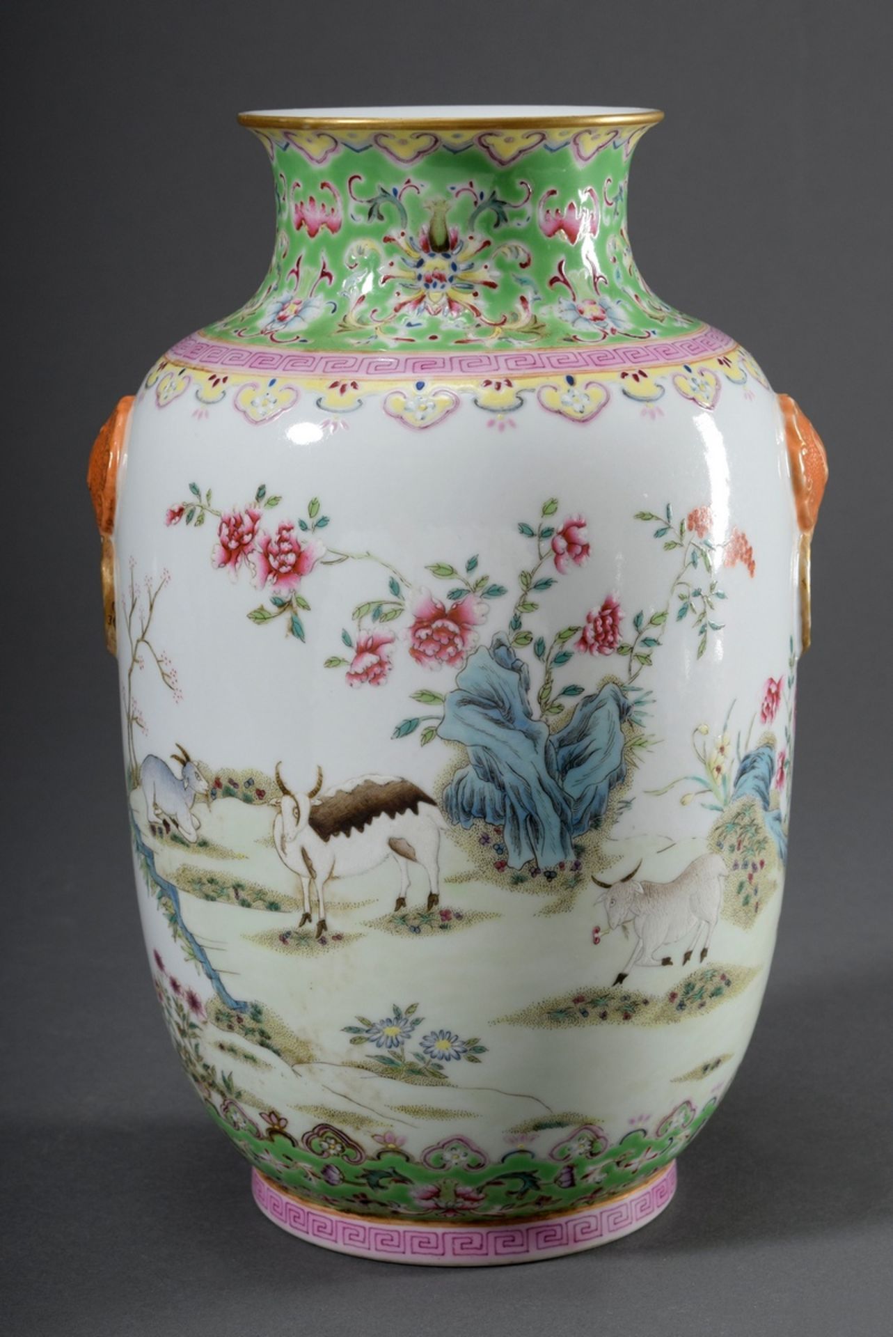 Chinesische Porzellan Vase mit stilisierten Löwenmaskarons und umlaufender Fami - Image 2 of 6