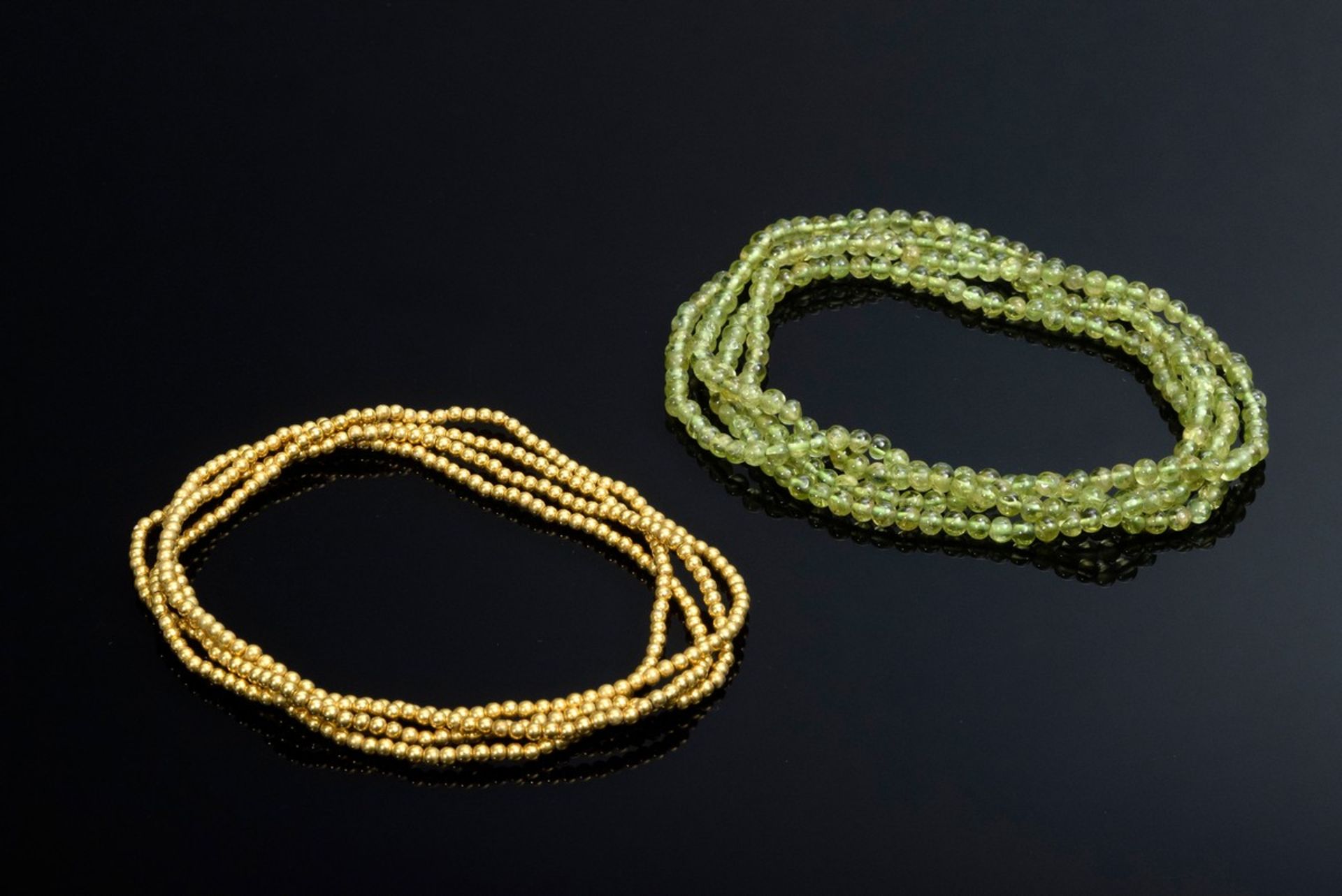 2 Diverse Ketten aus Peridot und vergoldeten Perlen, L. 93/91cm, Tragespuren - Bild 2 aus 4