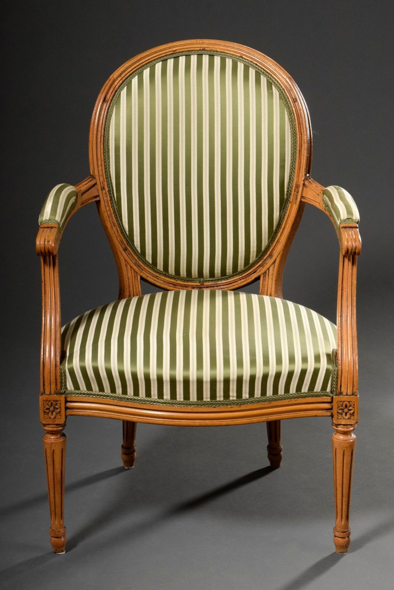 Französischer Louis XVI Fauteuil mit ovaler Lehne, kannelierten Beinen und grün