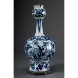 Fayence Vase in "Onion" Form mit Blaumalerei "Chinoiserien", sandfarbener Scher